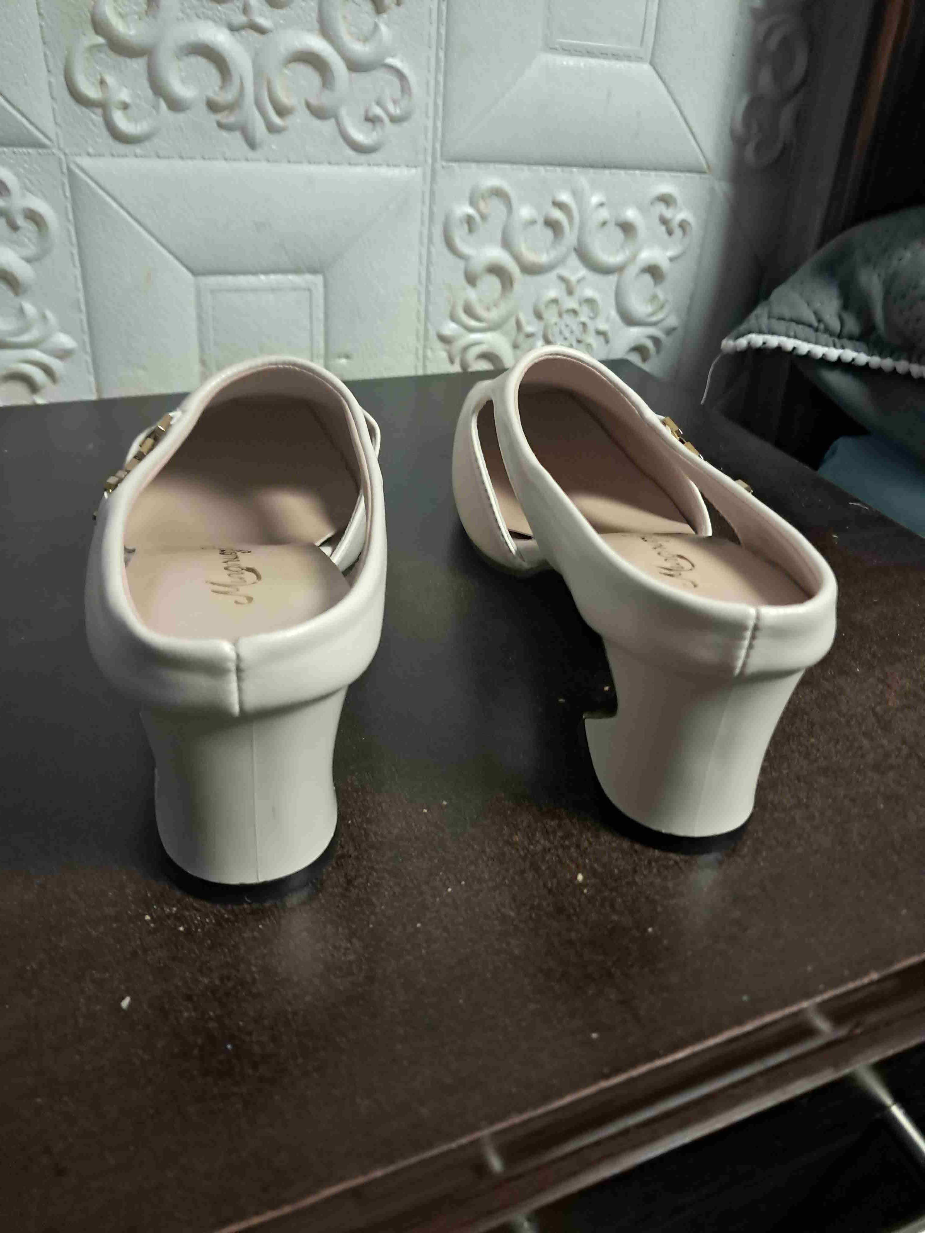 Zapatos beige con detalle dorado - miniatura 4