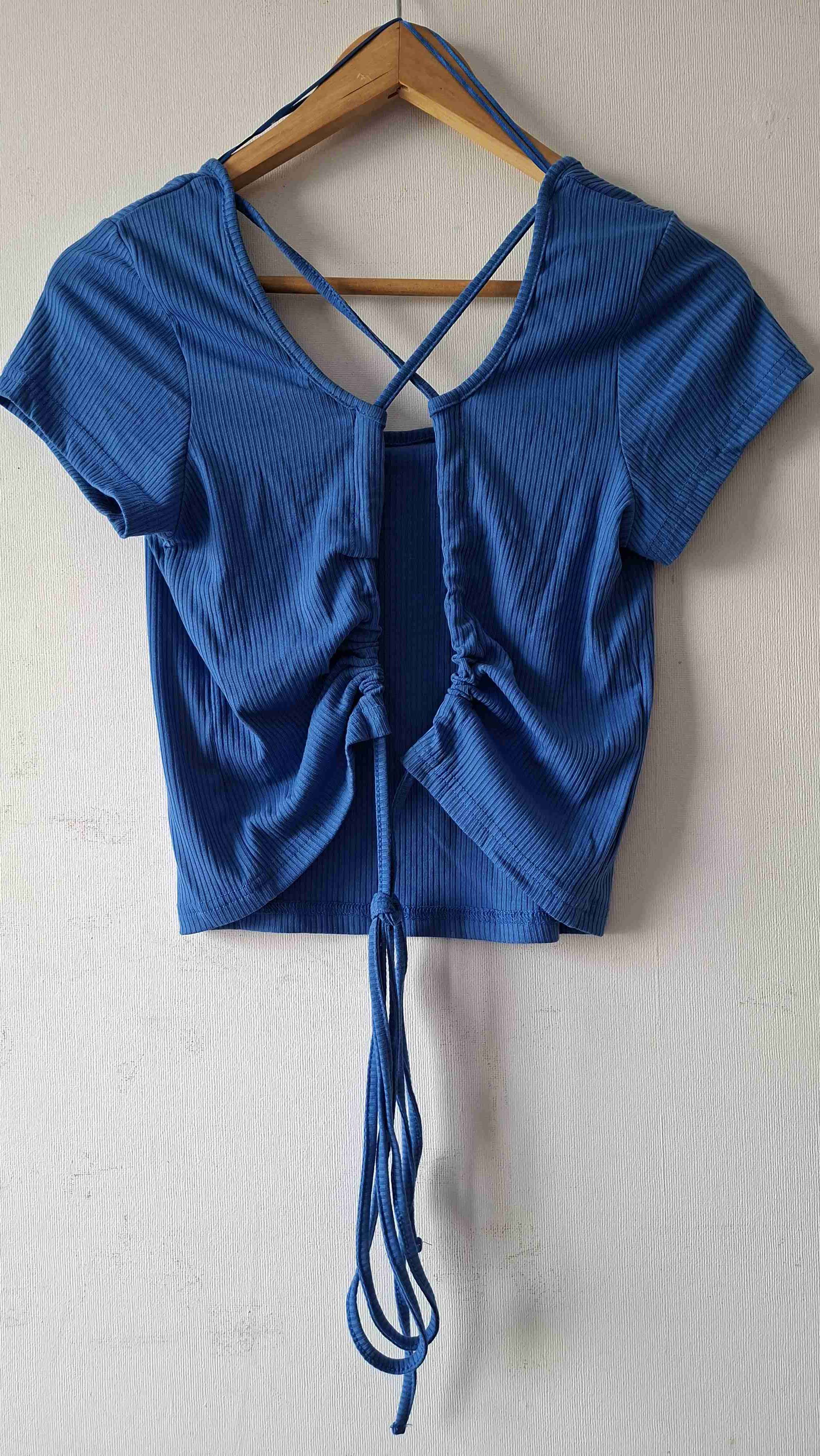 Top azul con tiras cruzadas en la espalda - miniatura 3