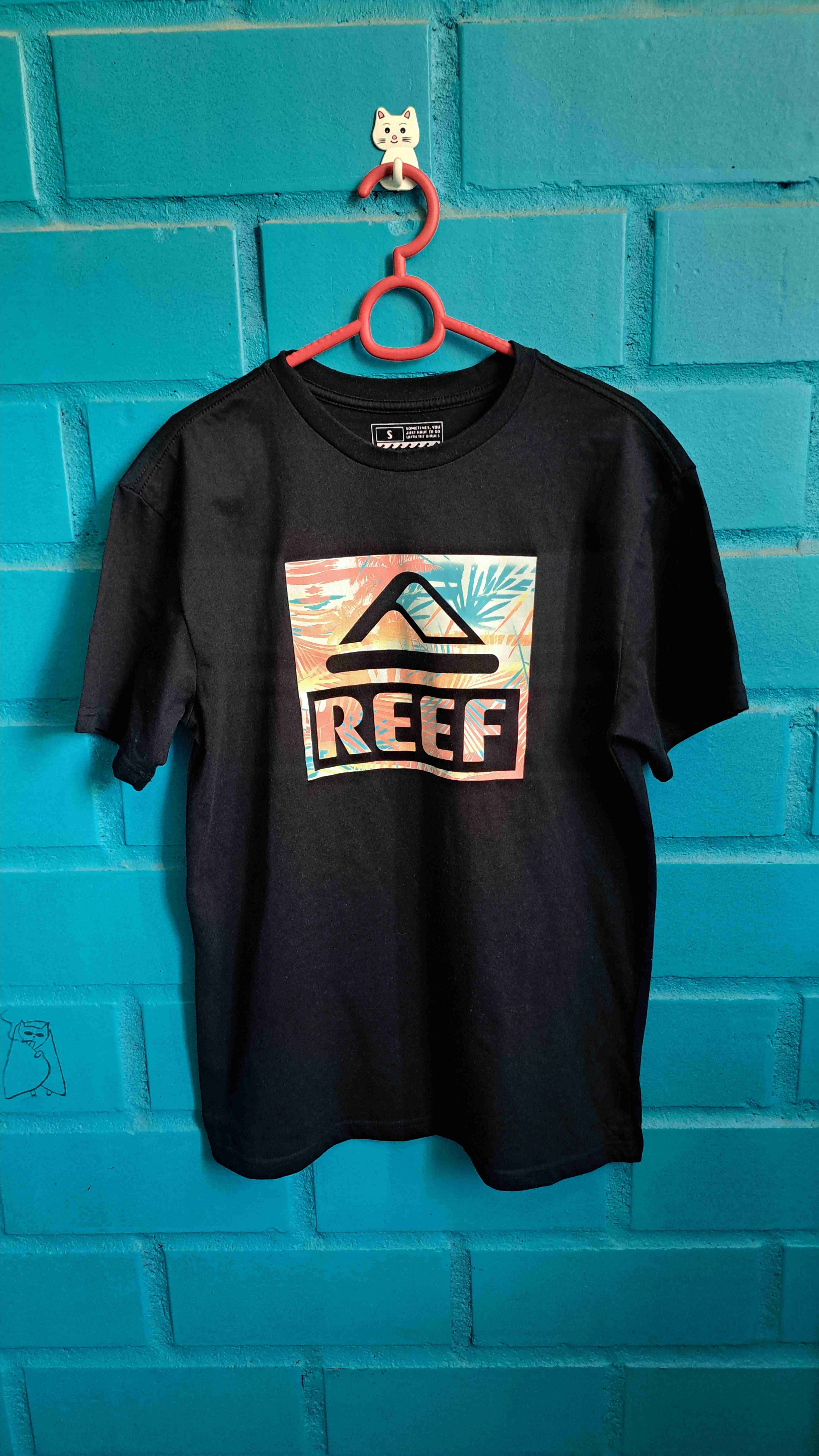 Polera negra REEF con estampado