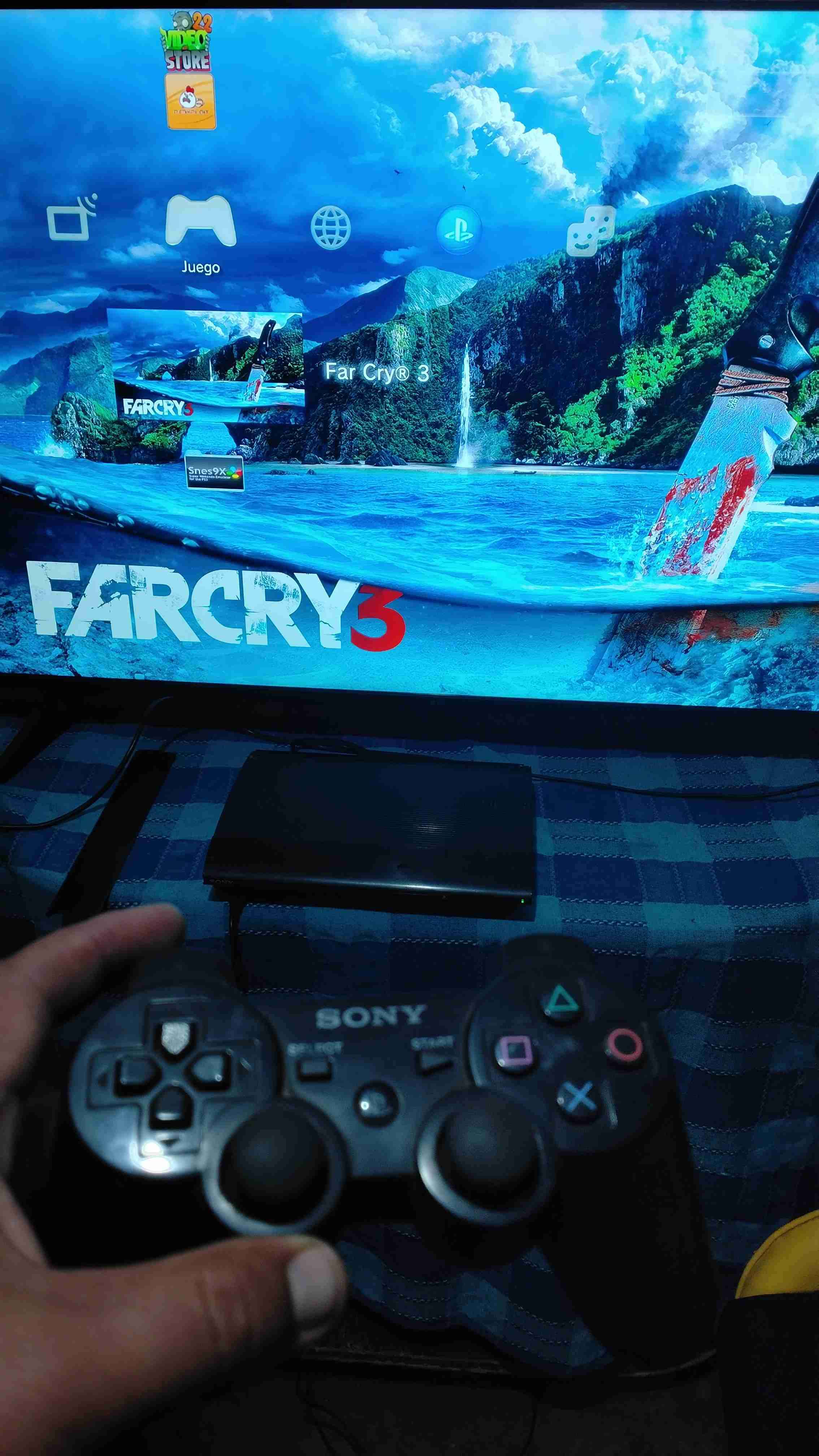 PlayStation 3 con mando y juegos - miniatura 1