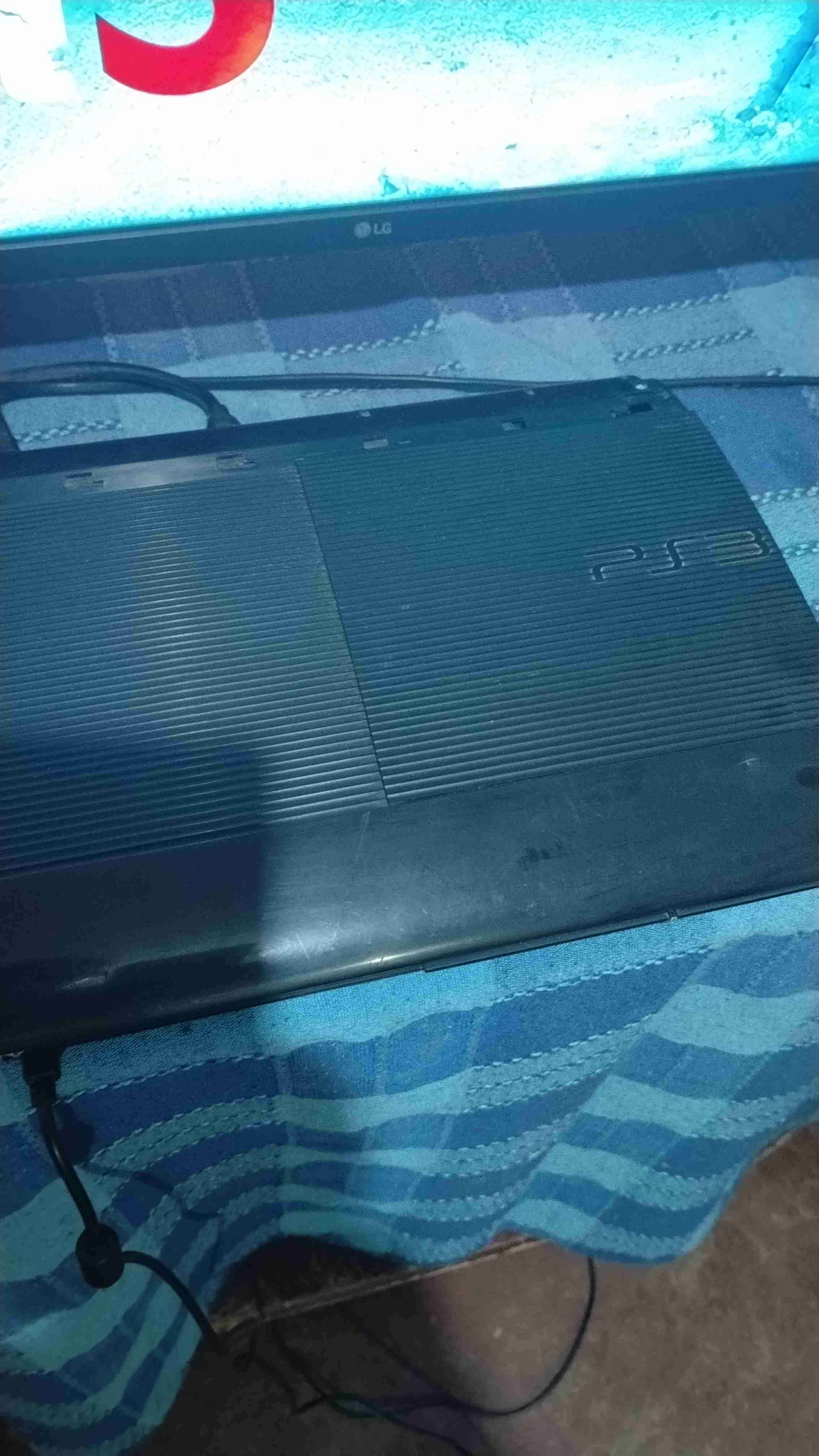 PlayStation 3 con mando y juegos - miniatura 2