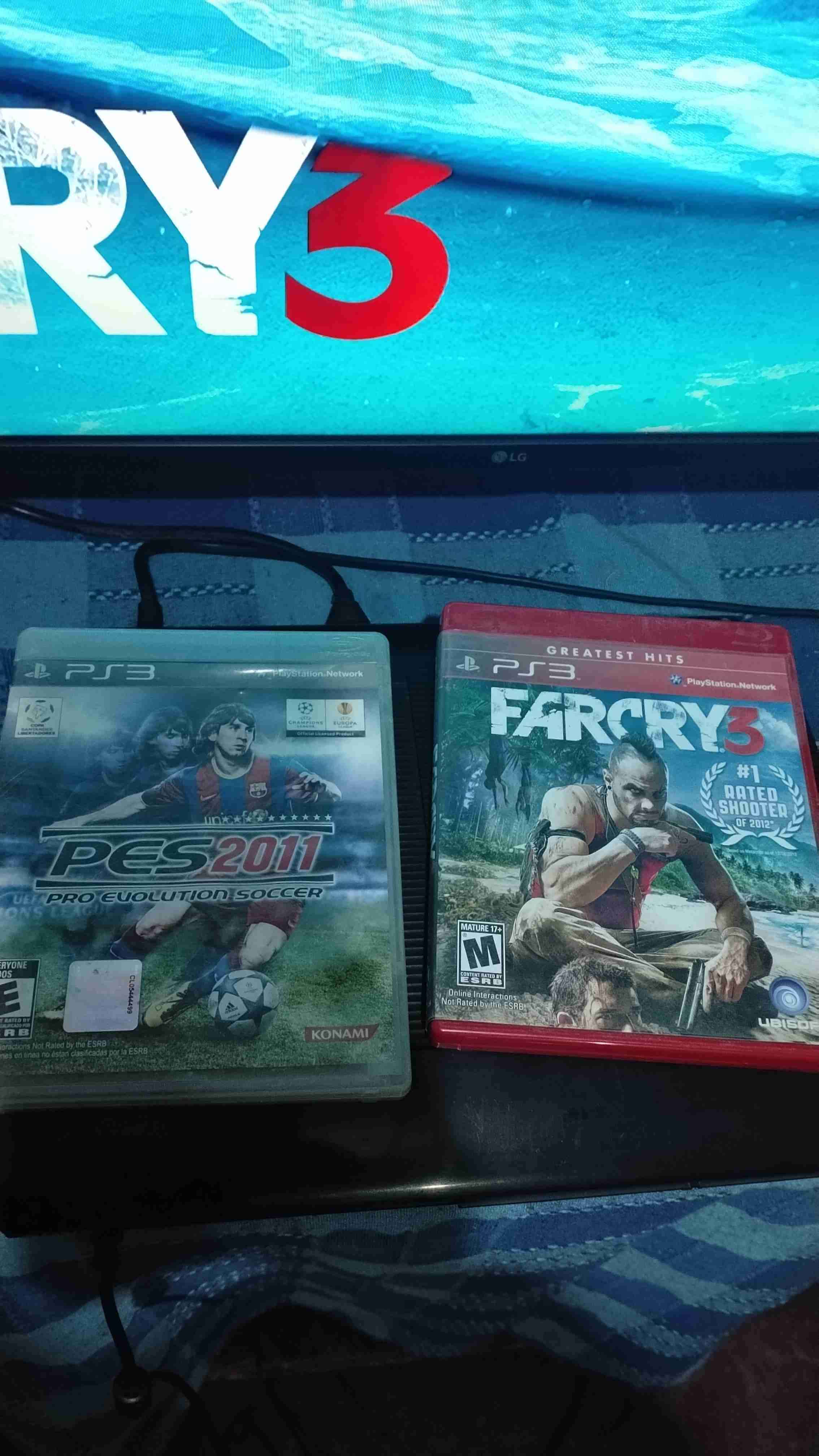 PlayStation 3 con mando y juegos - miniatura 3