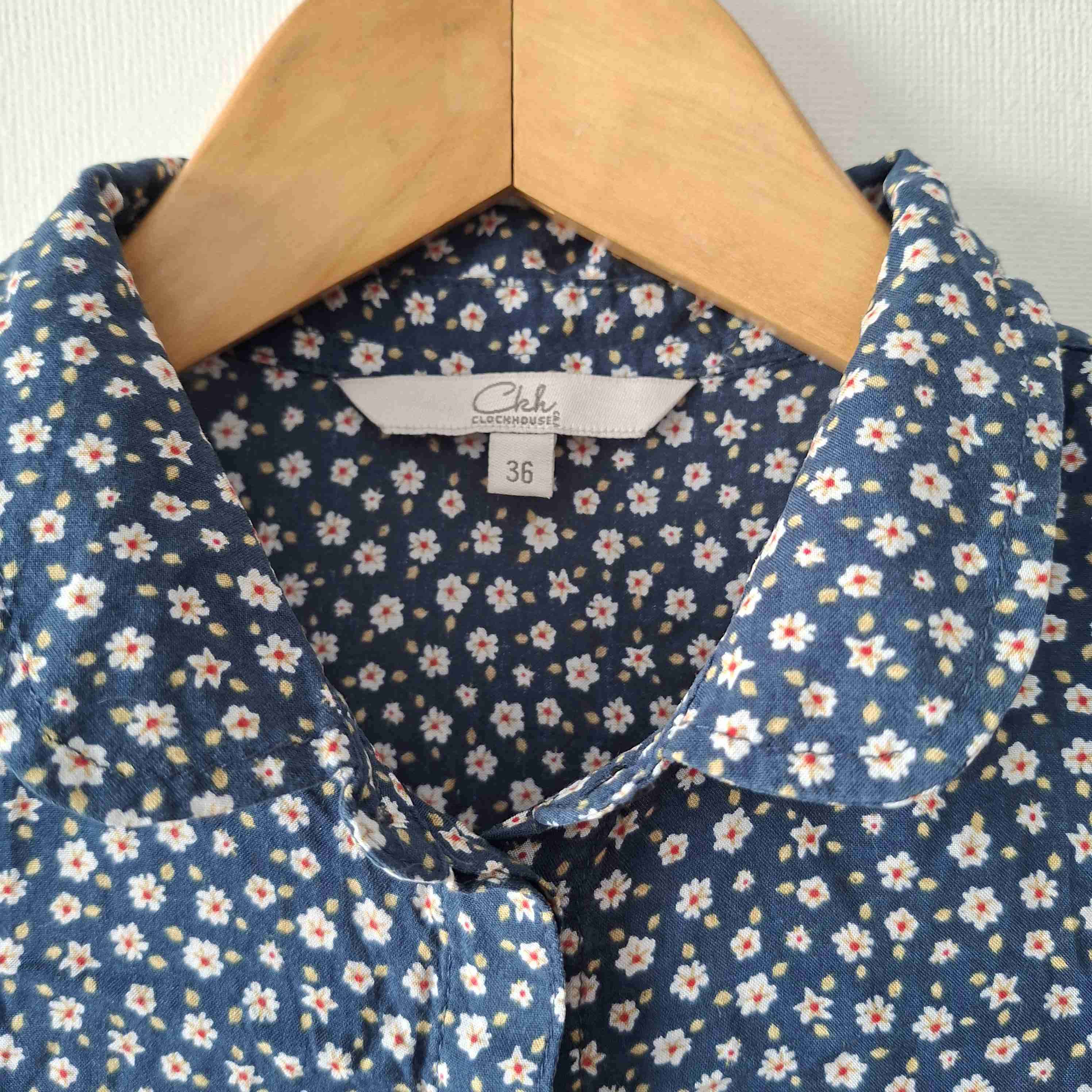 Blusa azul floreada sin mangas - miniatura 2