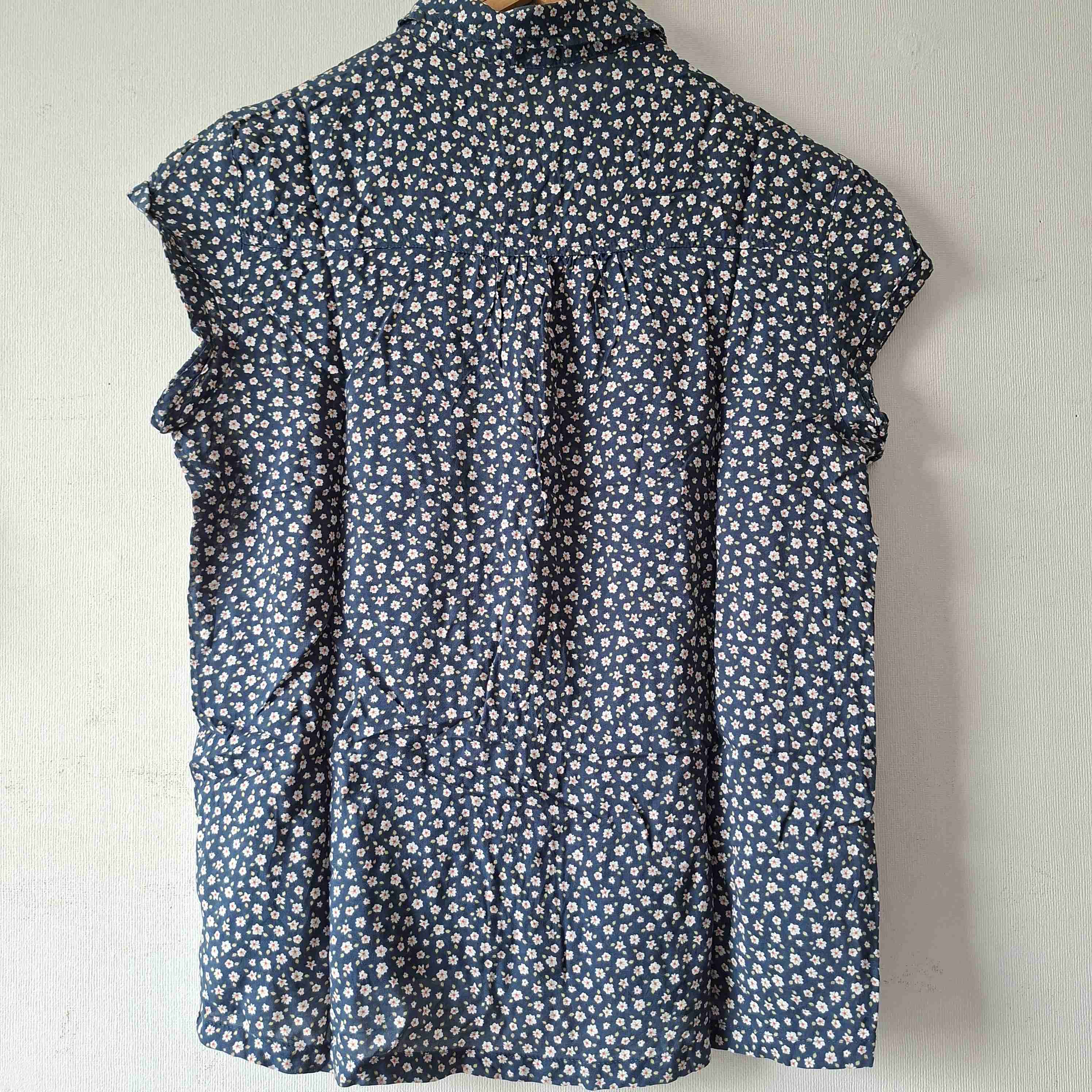 Blusa azul floreada sin mangas - miniatura 3
