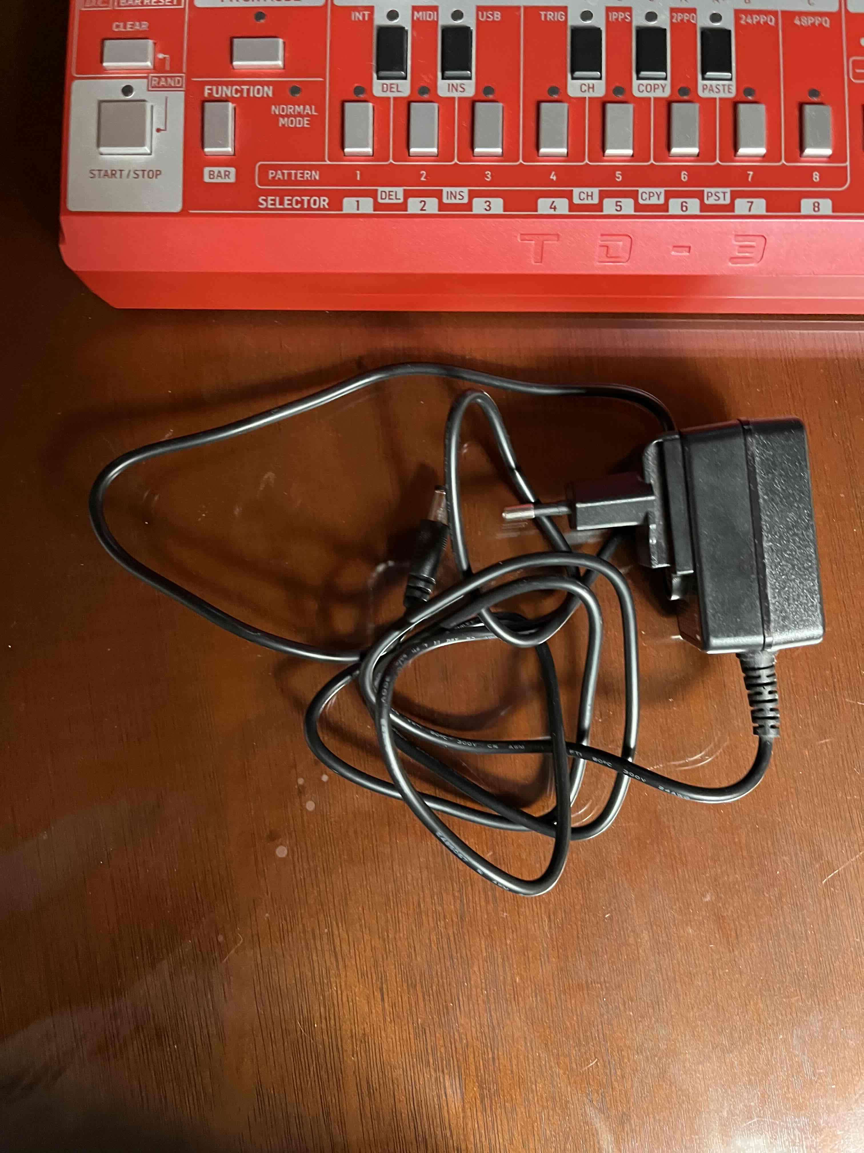 Sintetizador Behringer TD-3 Rojo - miniatura 2