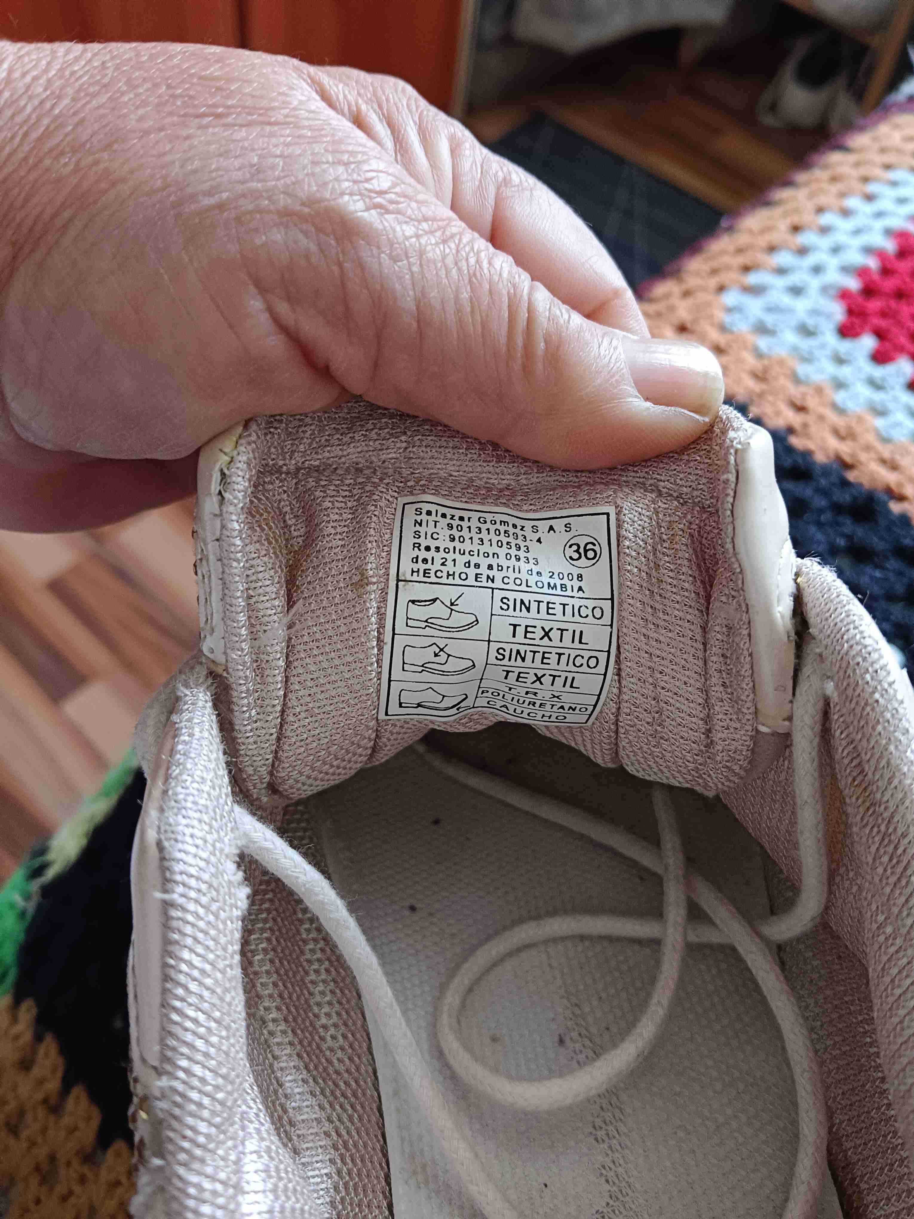 Zapatillas beige con tachas - miniatura 2