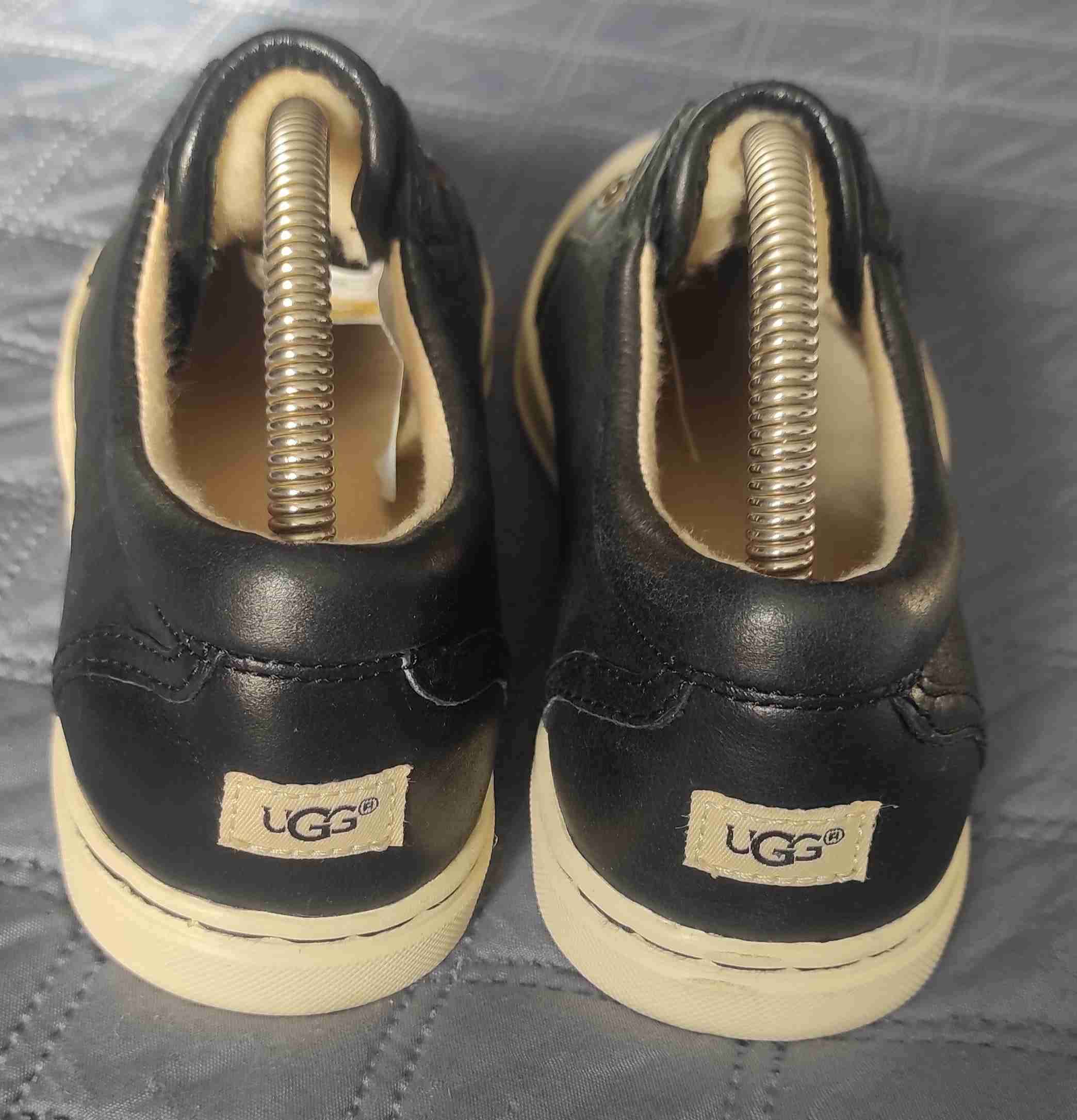 Zapatillas UGG negras clásicas - miniatura 3