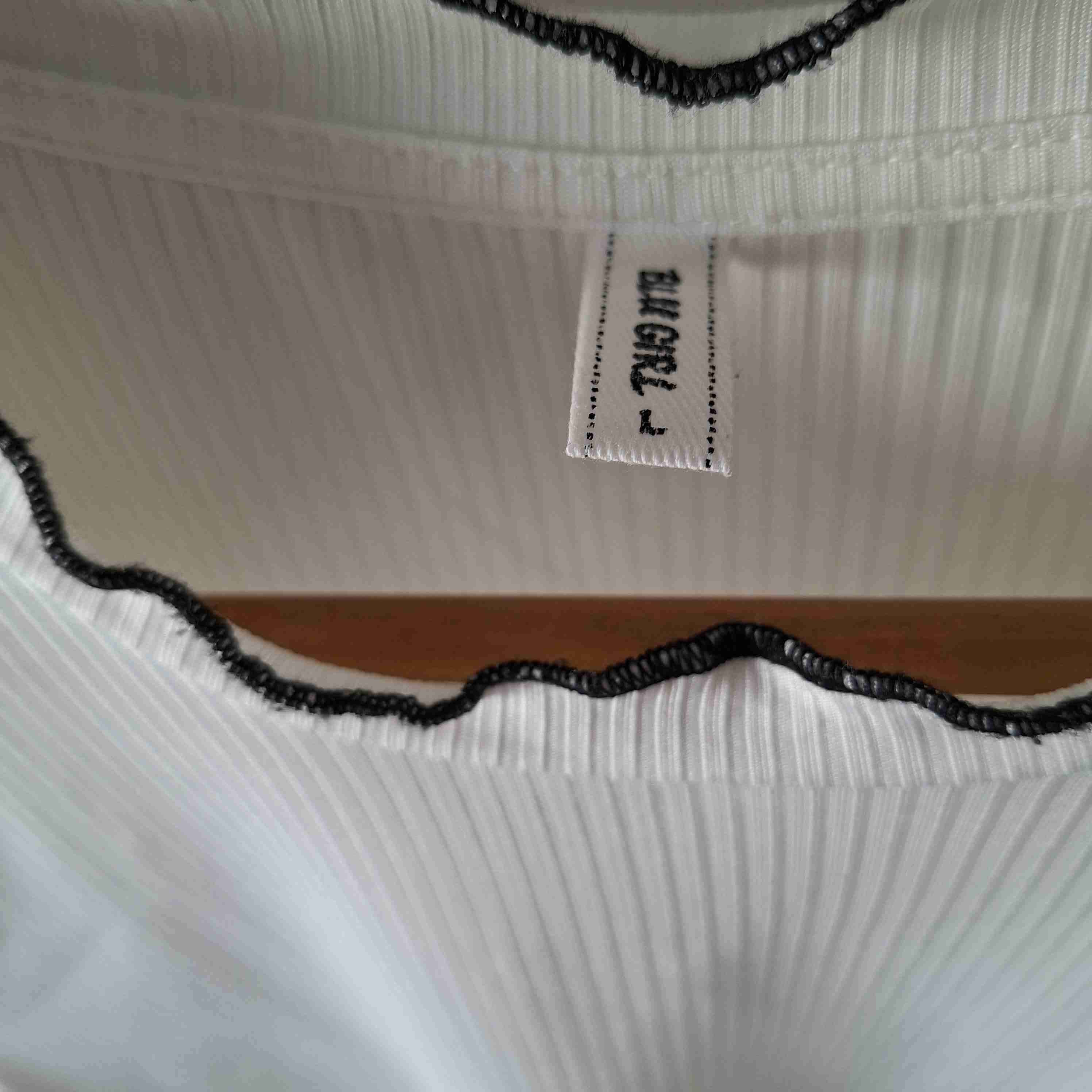 Polera blanca con detalles negros - miniatura 2