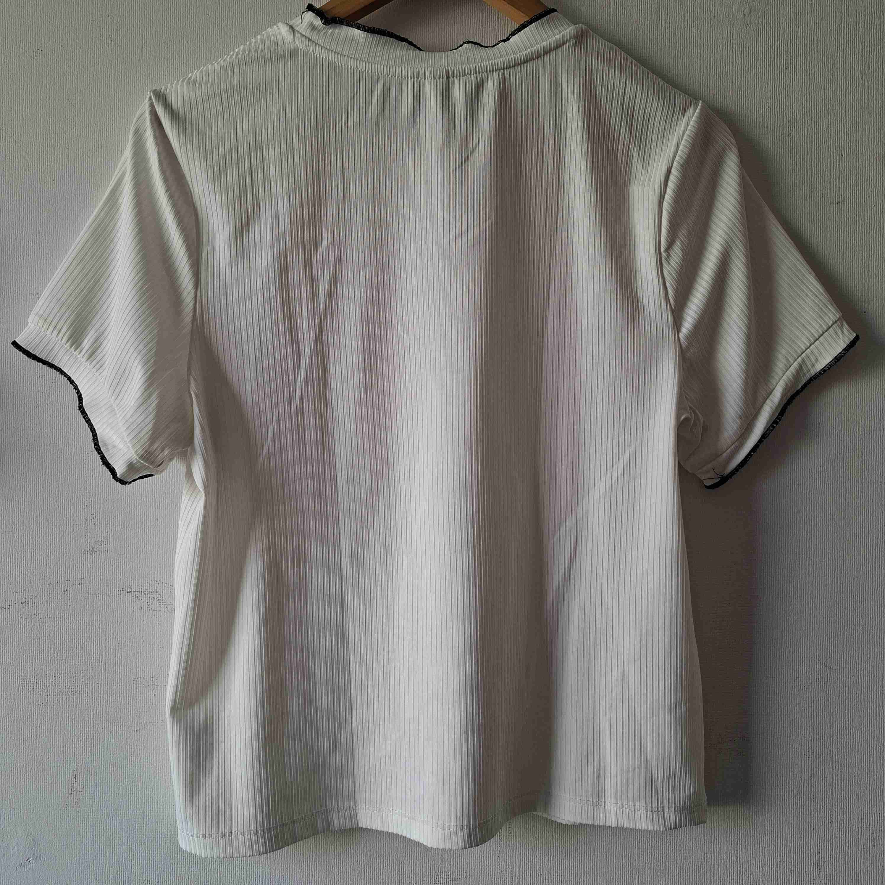 Polera blanca con detalles negros - miniatura 3