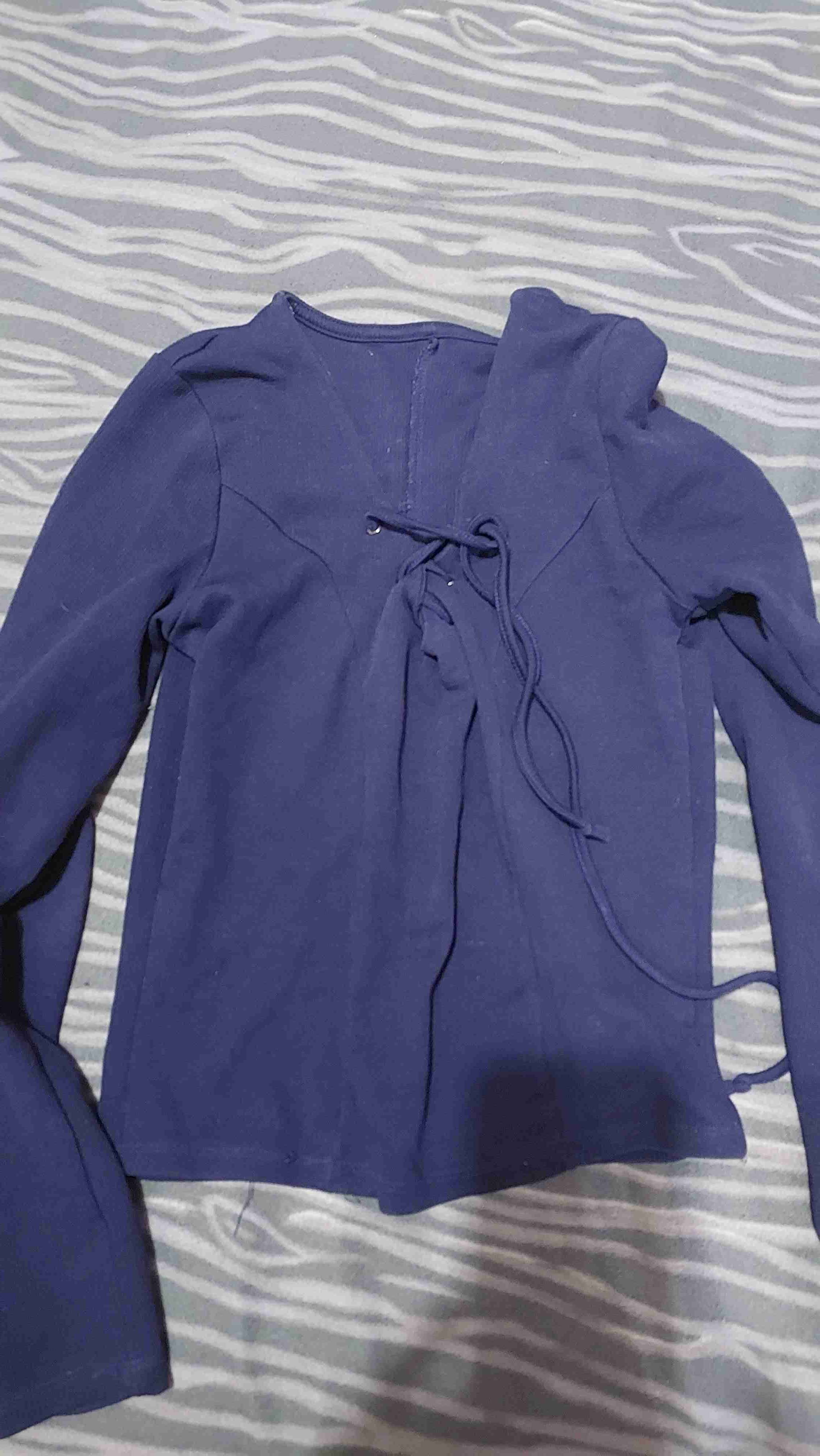 Polera azul con cordones - 1