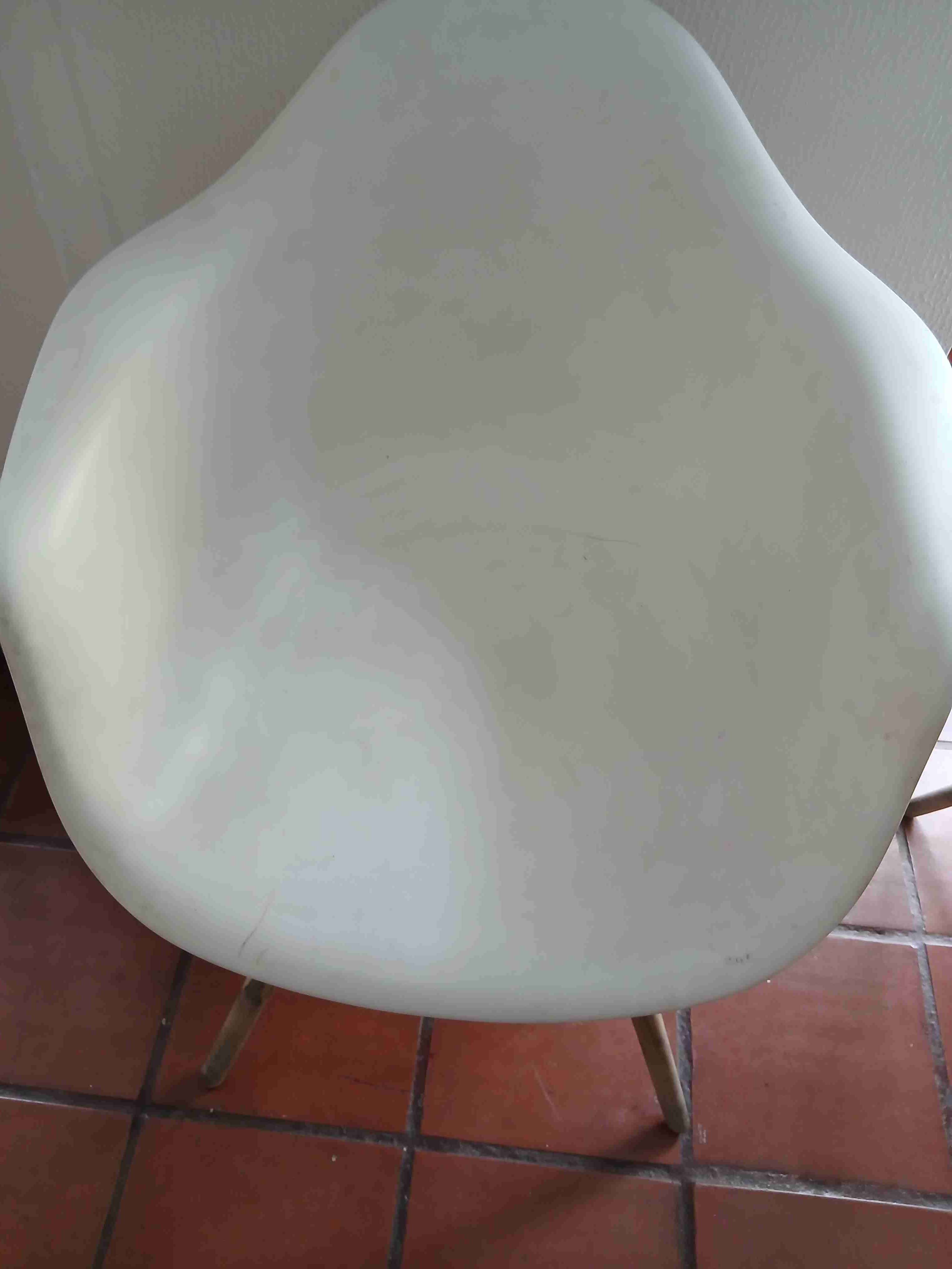 Silla moderna con patas de madera - miniatura 2