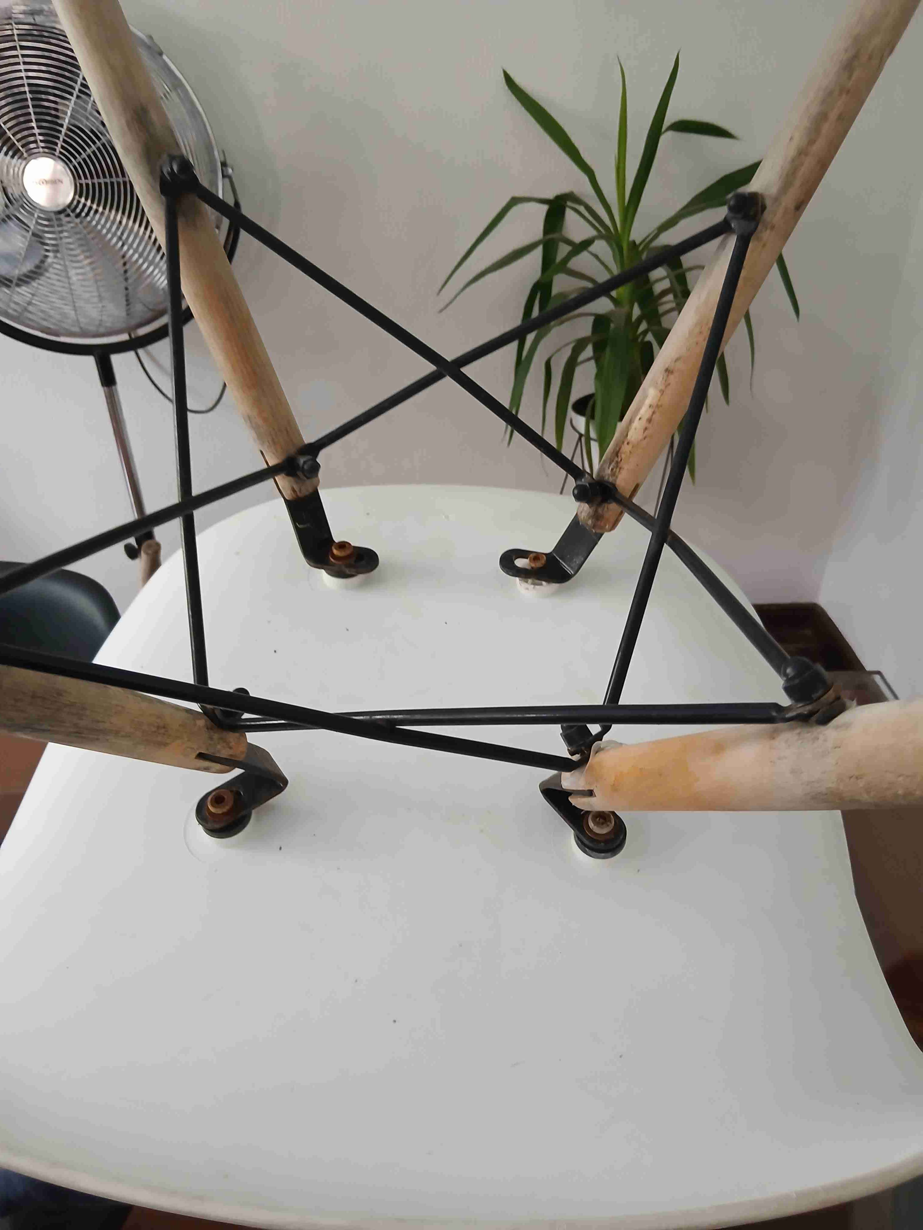 Silla moderna con patas de madera - miniatura 4