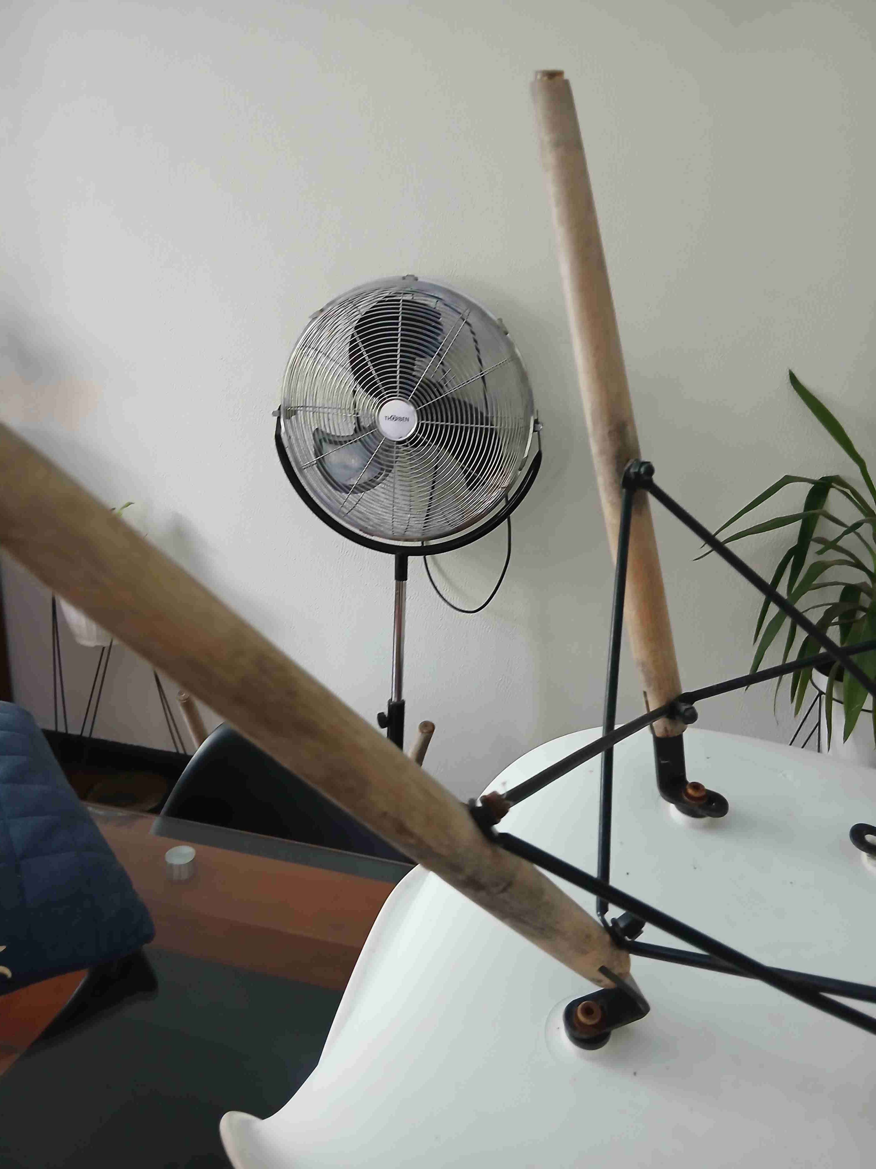 Silla moderna con patas de madera - miniatura 5