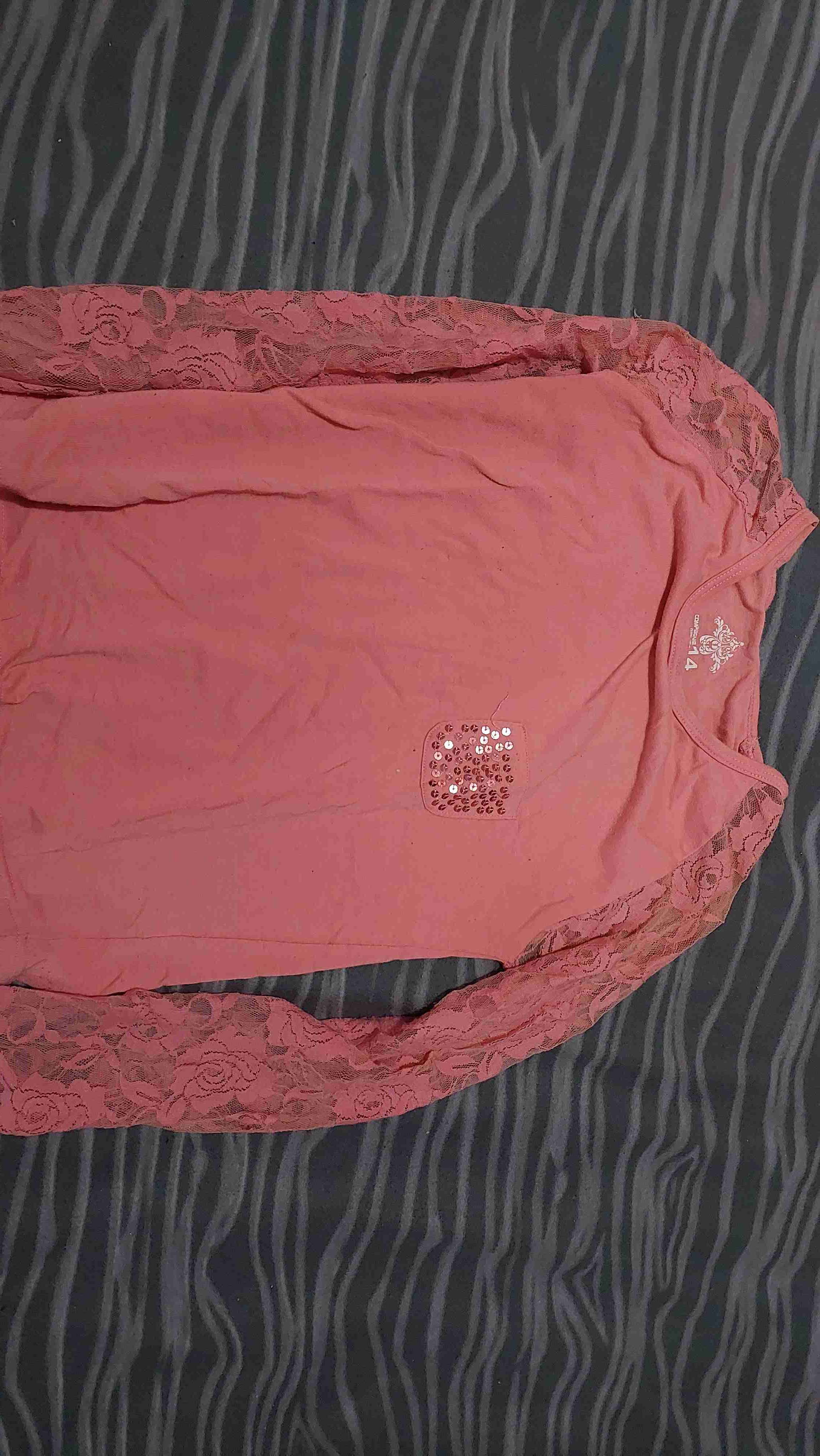 Polera rosada con encaje - 1