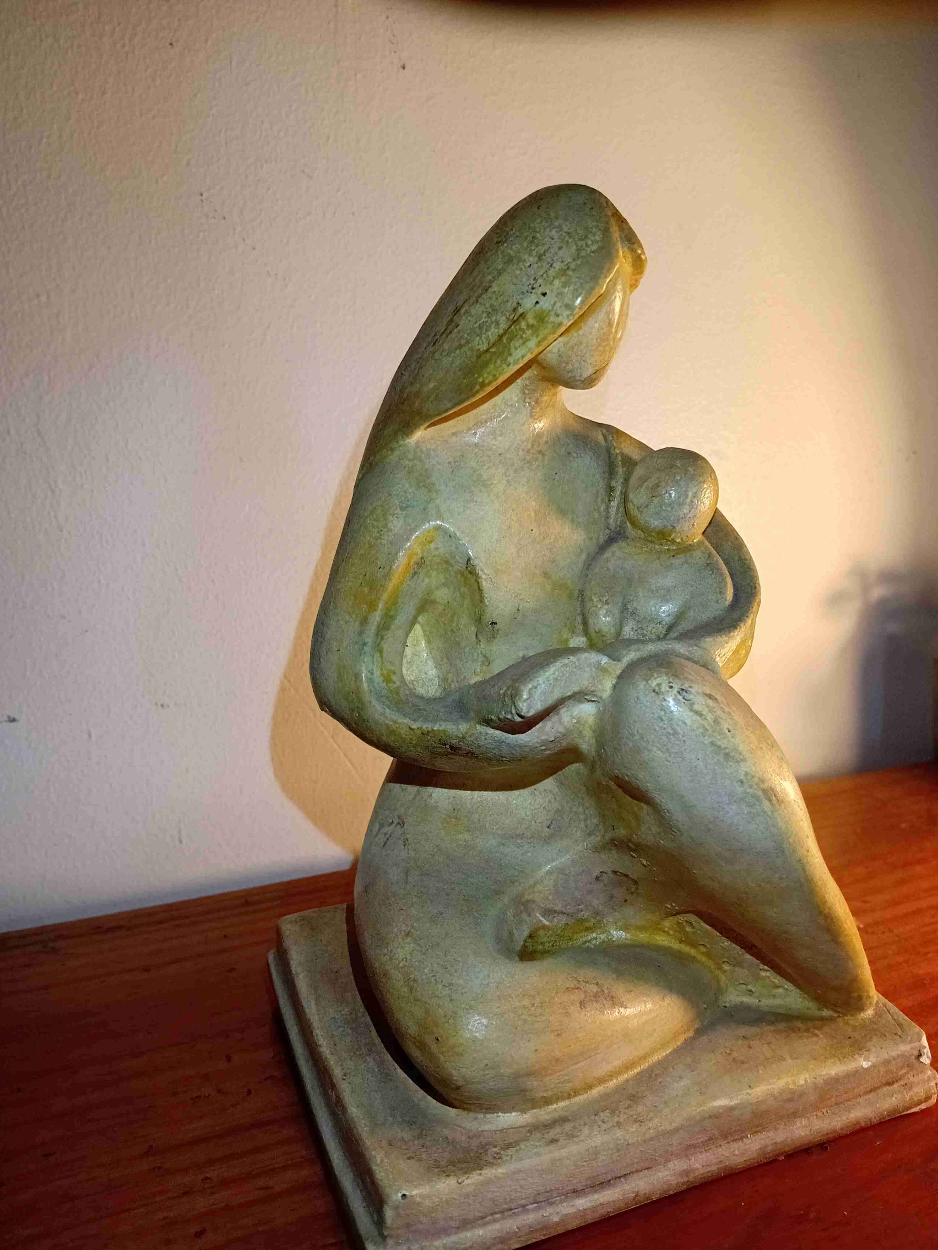 Escultura Madre con Niño de cerámica - miniatura 2