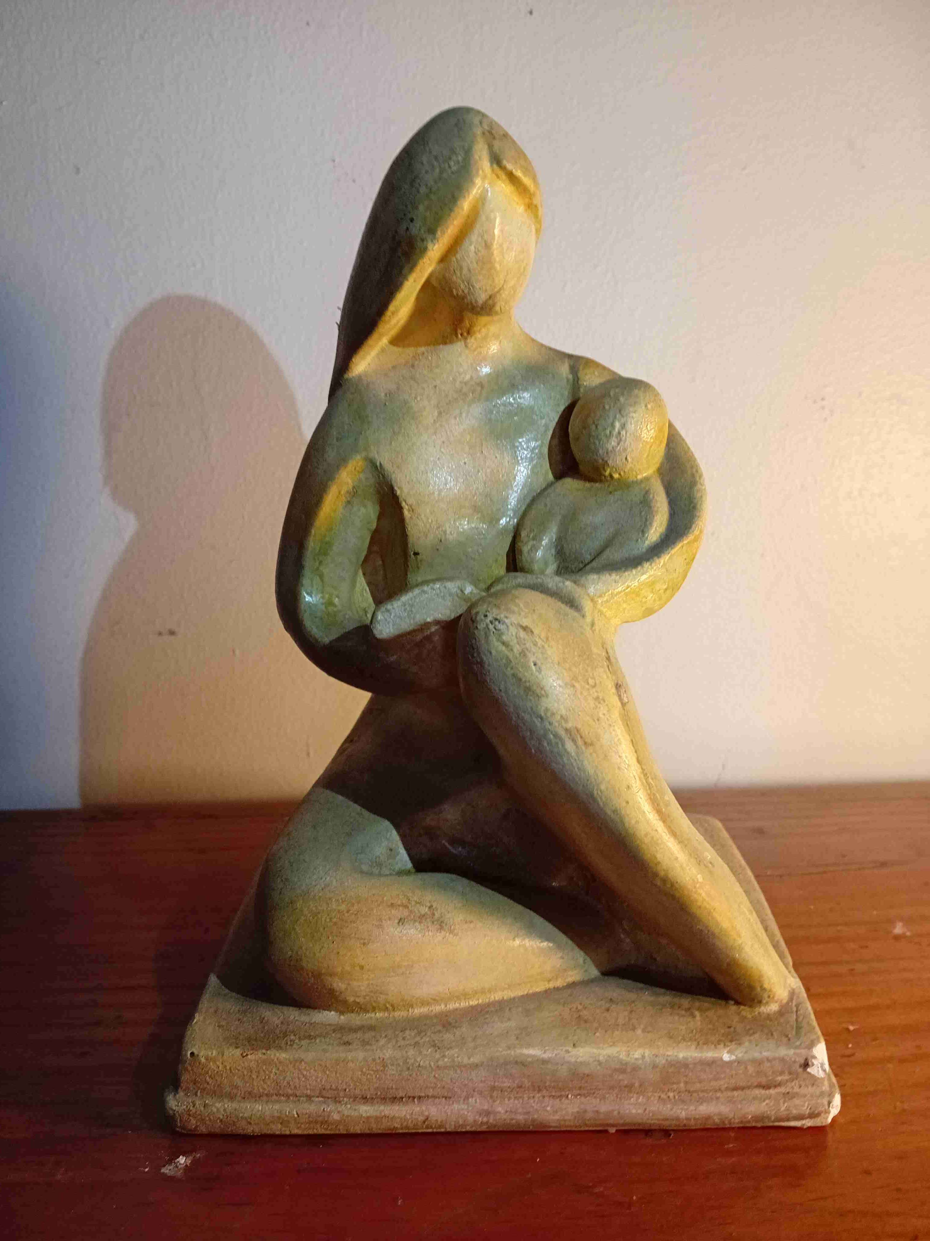 Escultura Madre con Niño de cerámica - miniatura 3