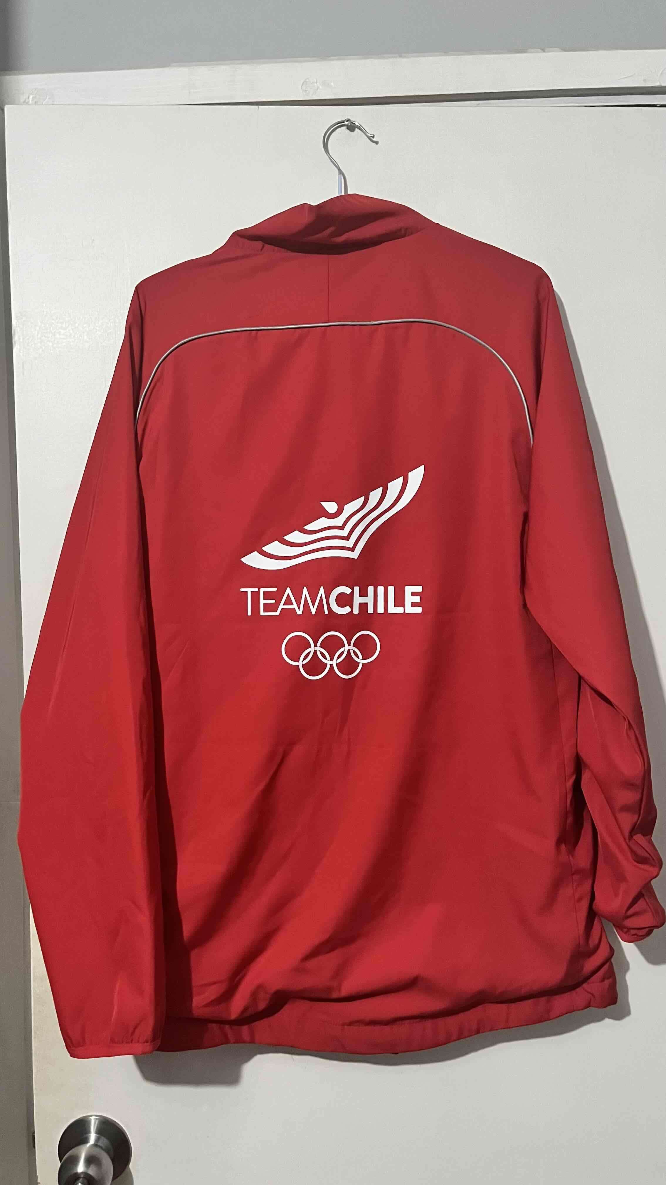 cortavientos rojo Comité Olímpico Chile - miniatura 2