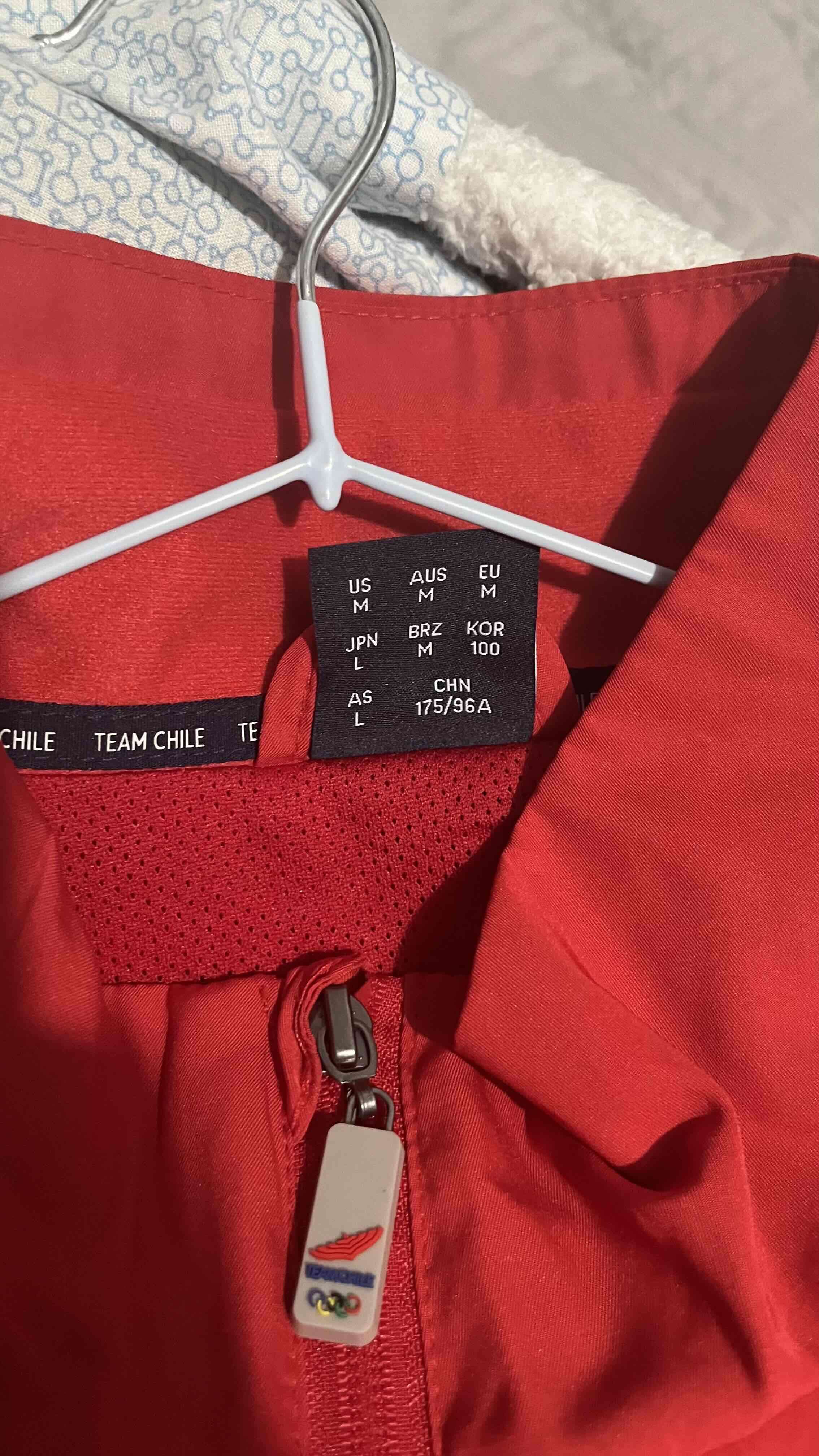 cortavientos rojo Comité Olímpico Chile - miniatura 3