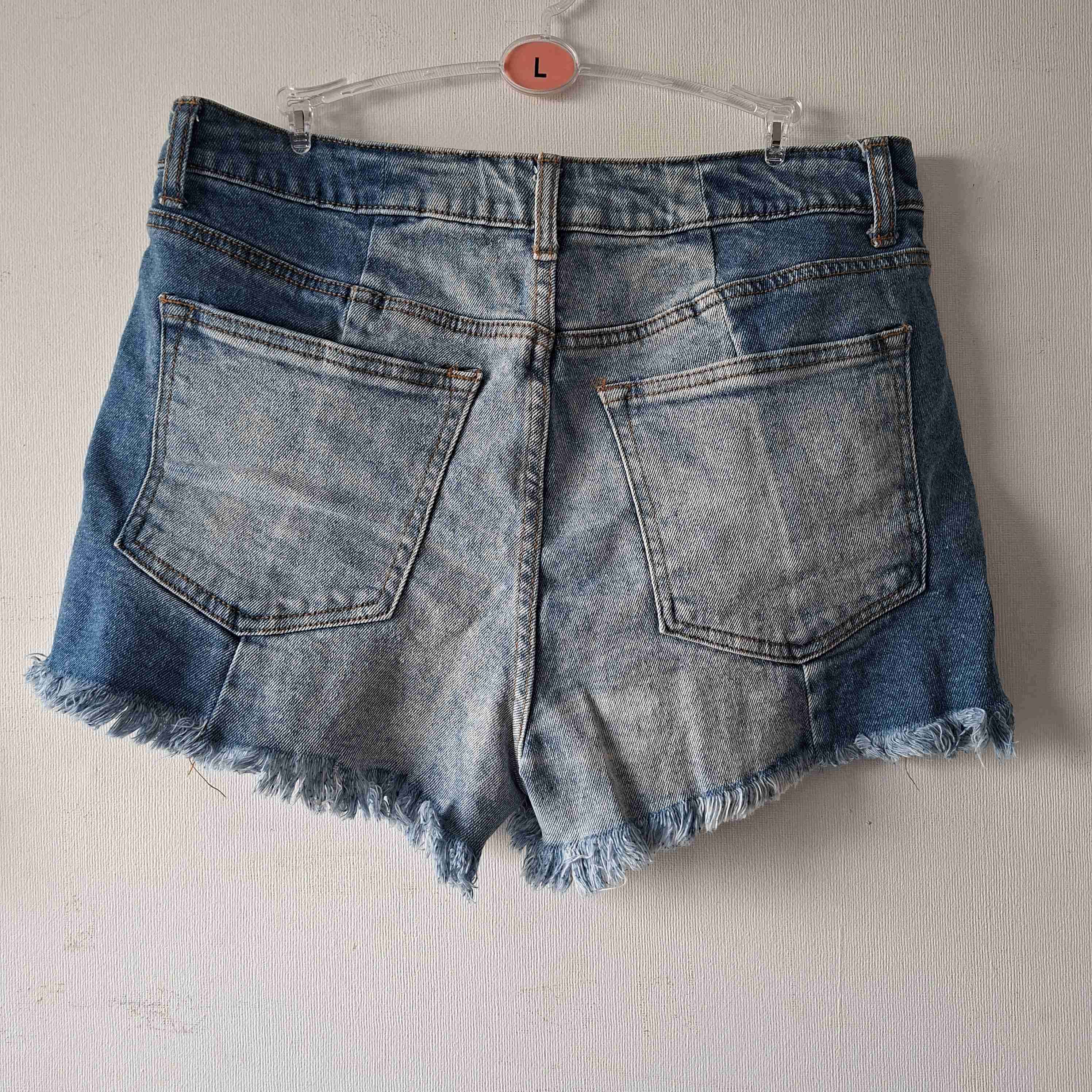 Shorts de mezclilla azul deshilachados - miniatura 3