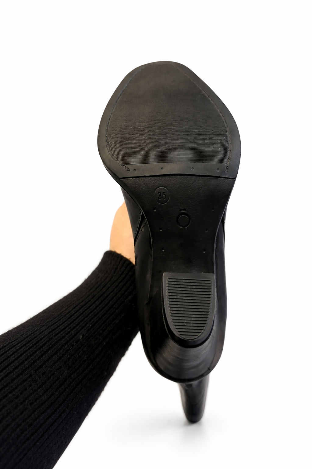 Zapatos negros de tacón bajo. 35. - 1