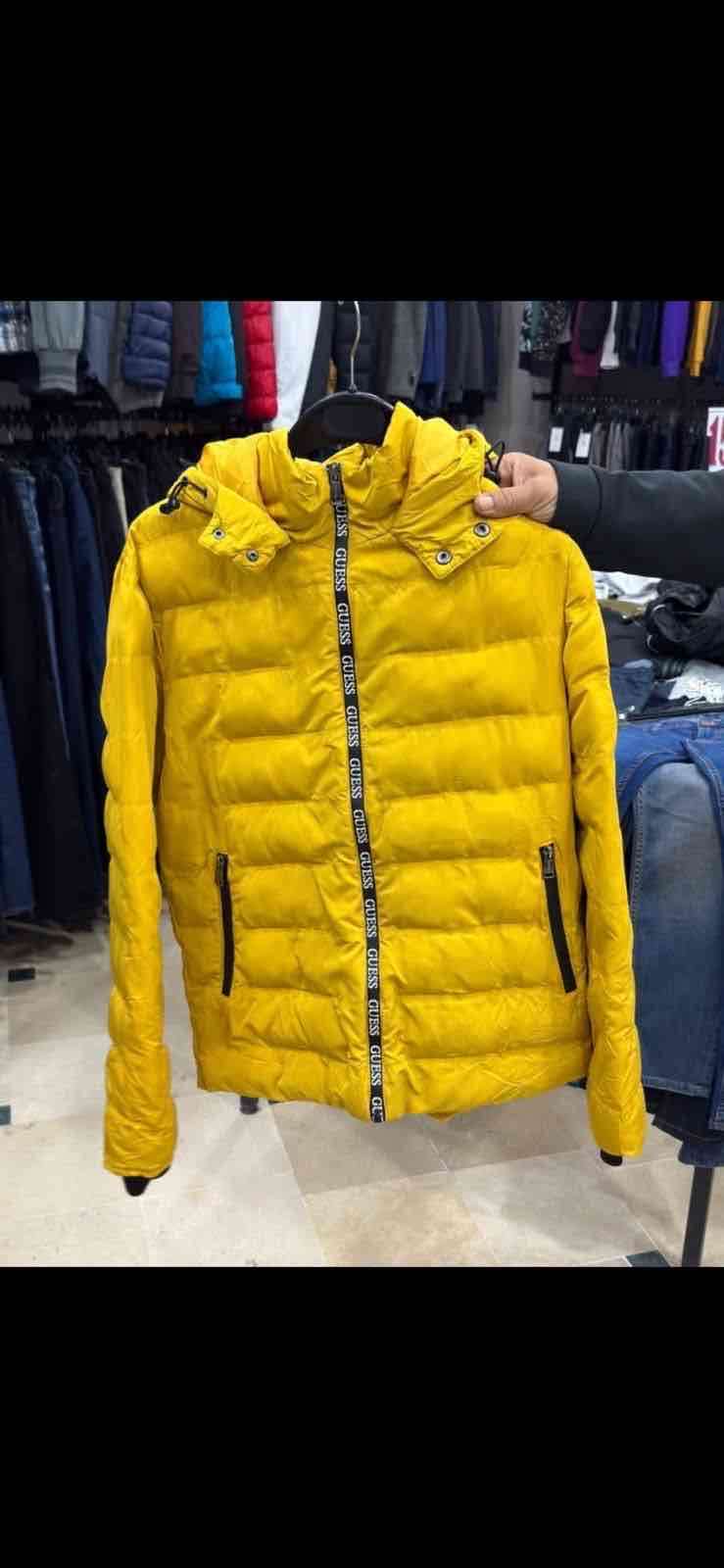 Chaqueta amarilla Guess acolchada - miniatura 2