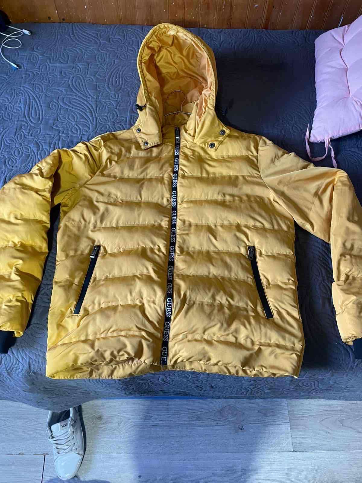 Chaqueta amarilla Guess acolchada - miniatura 3