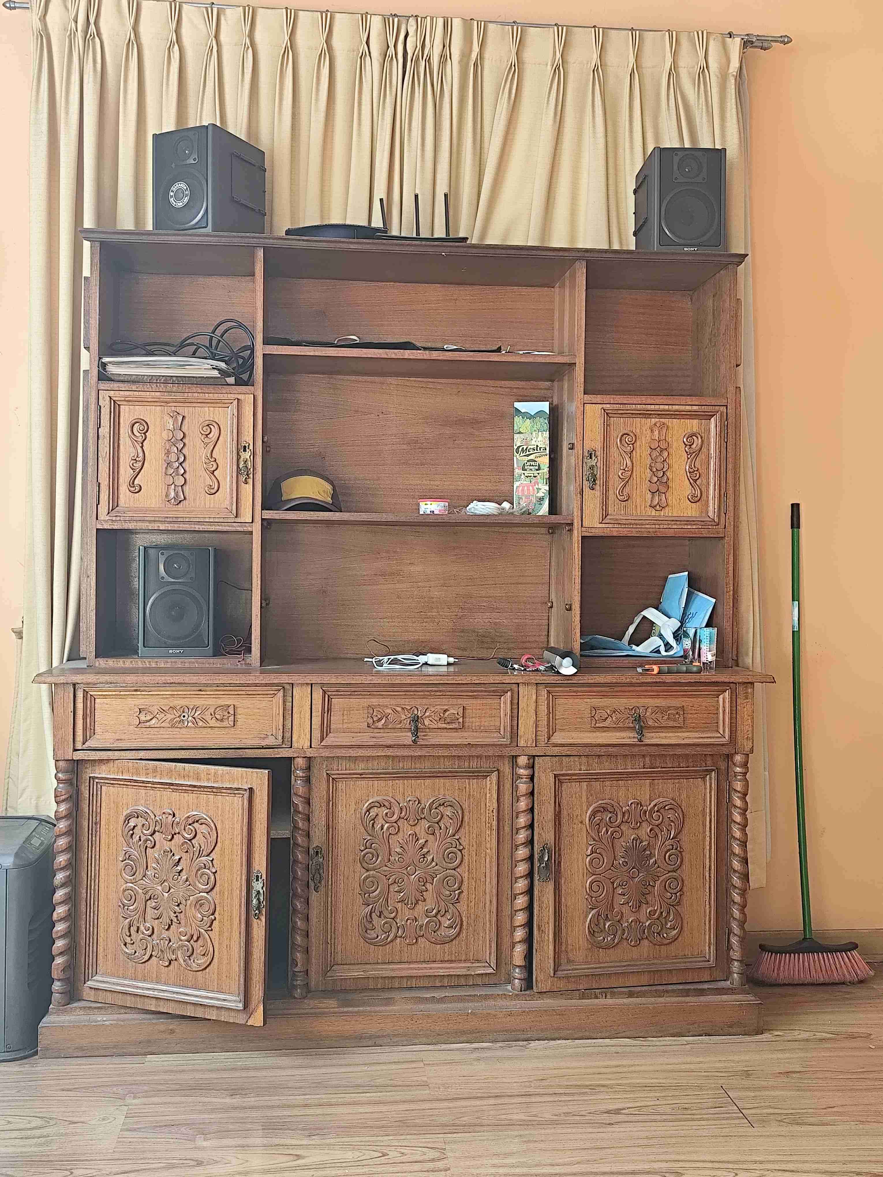 Mueble de madera con bar oculto tallado - miniatura 2