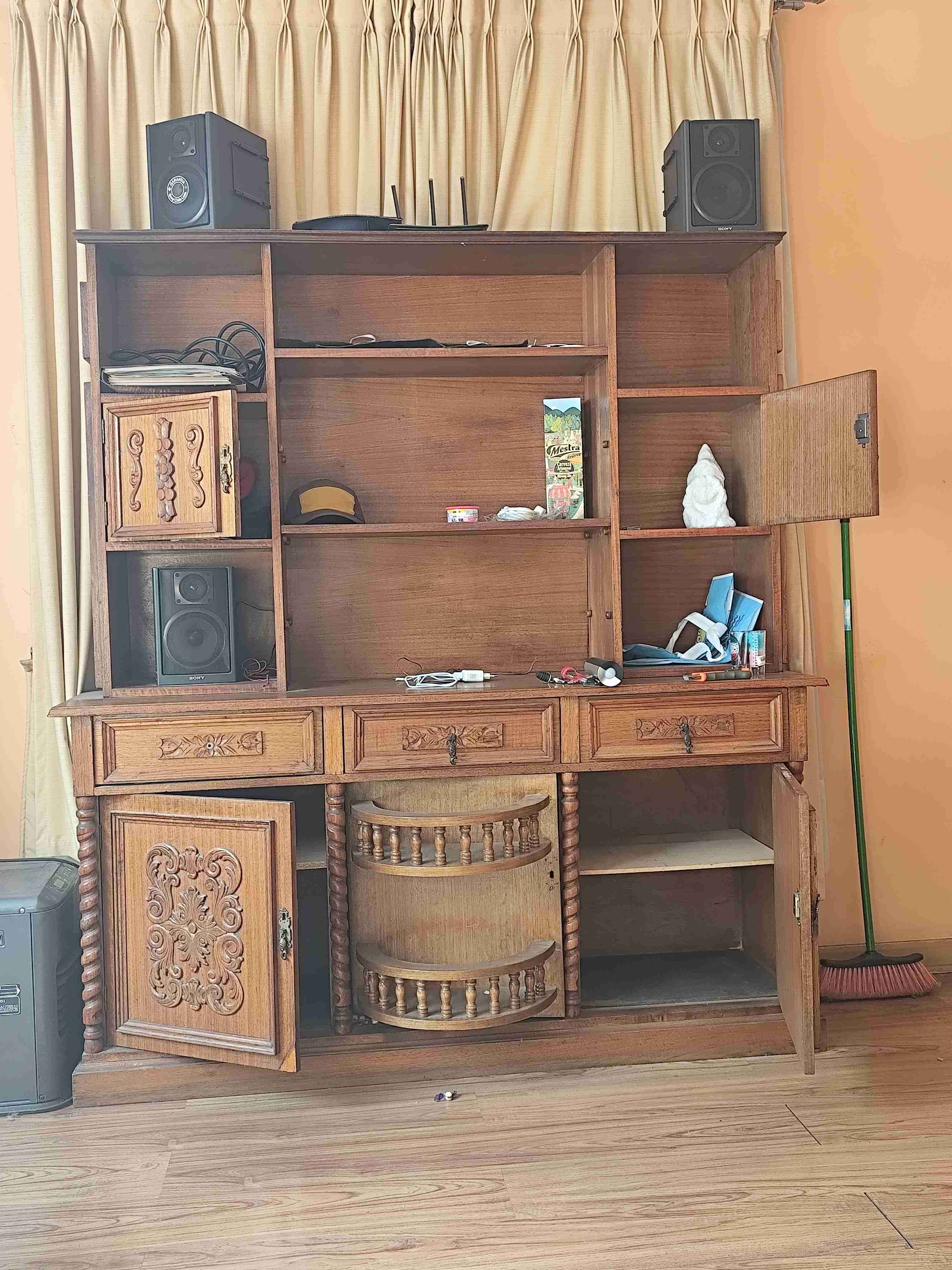 Mueble de madera con bar oculto tallado - miniatura 3