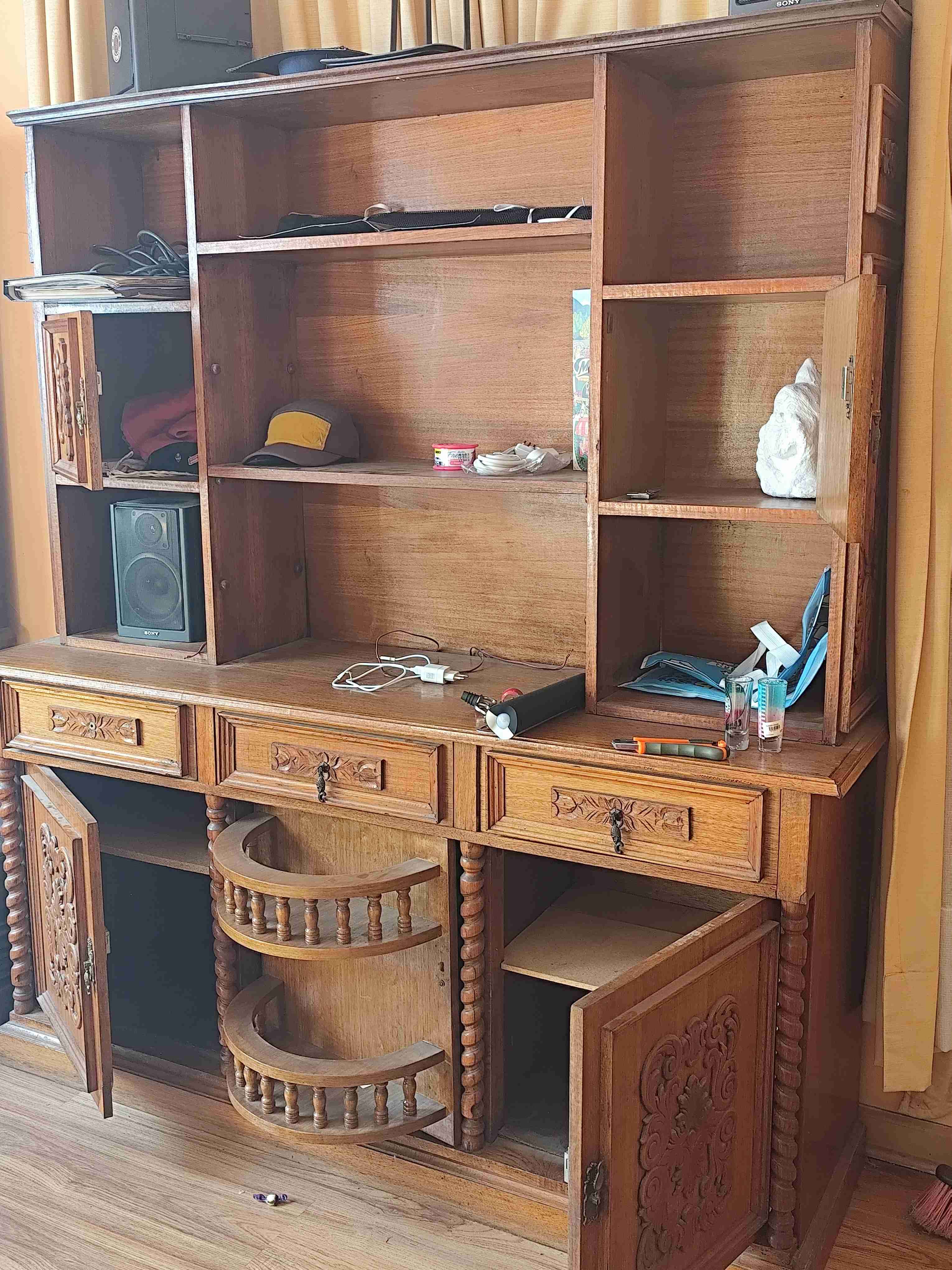 Mueble de madera con bar oculto tallado - miniatura 4