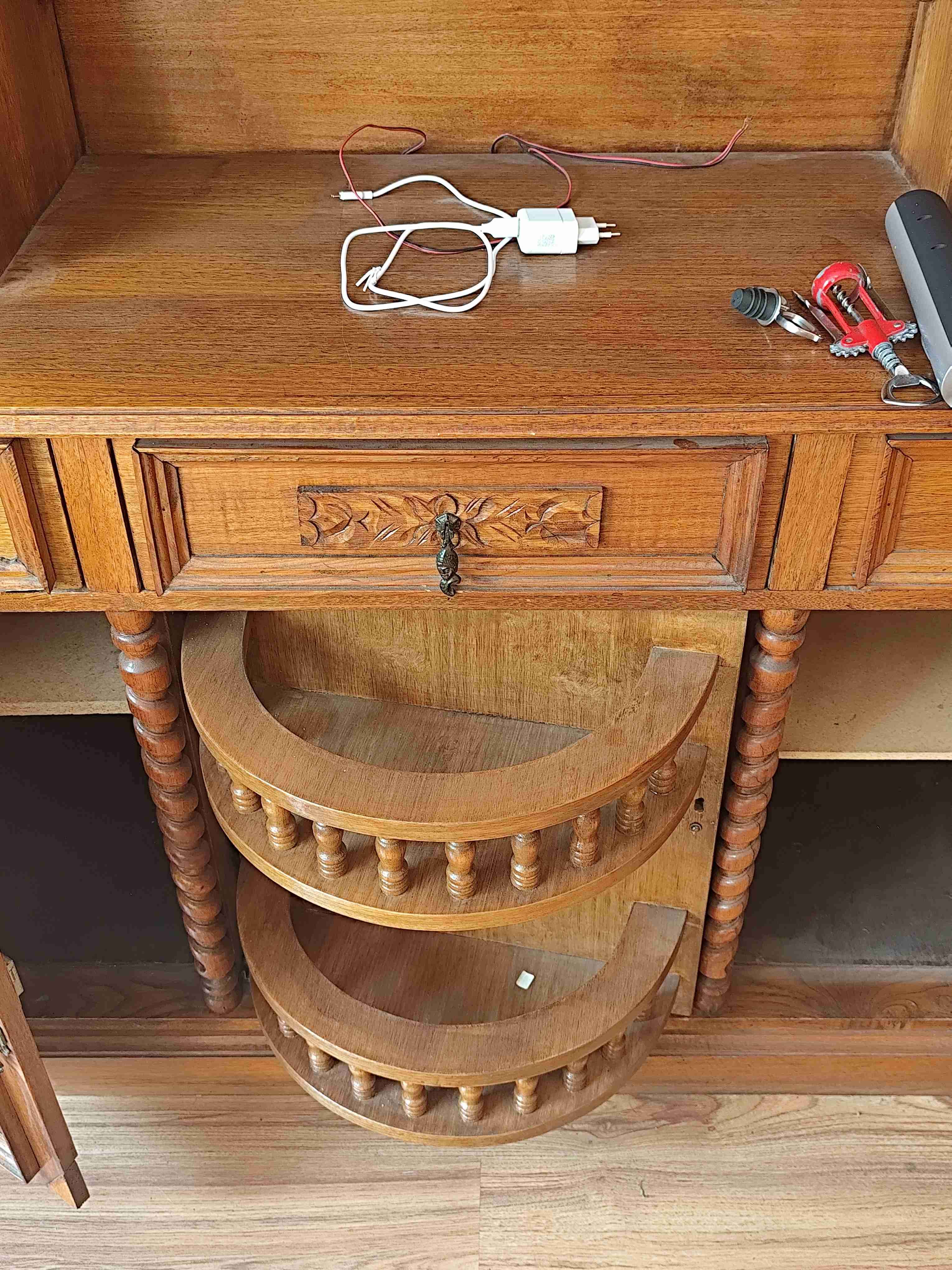 Mueble de madera con bar oculto tallado - miniatura 5