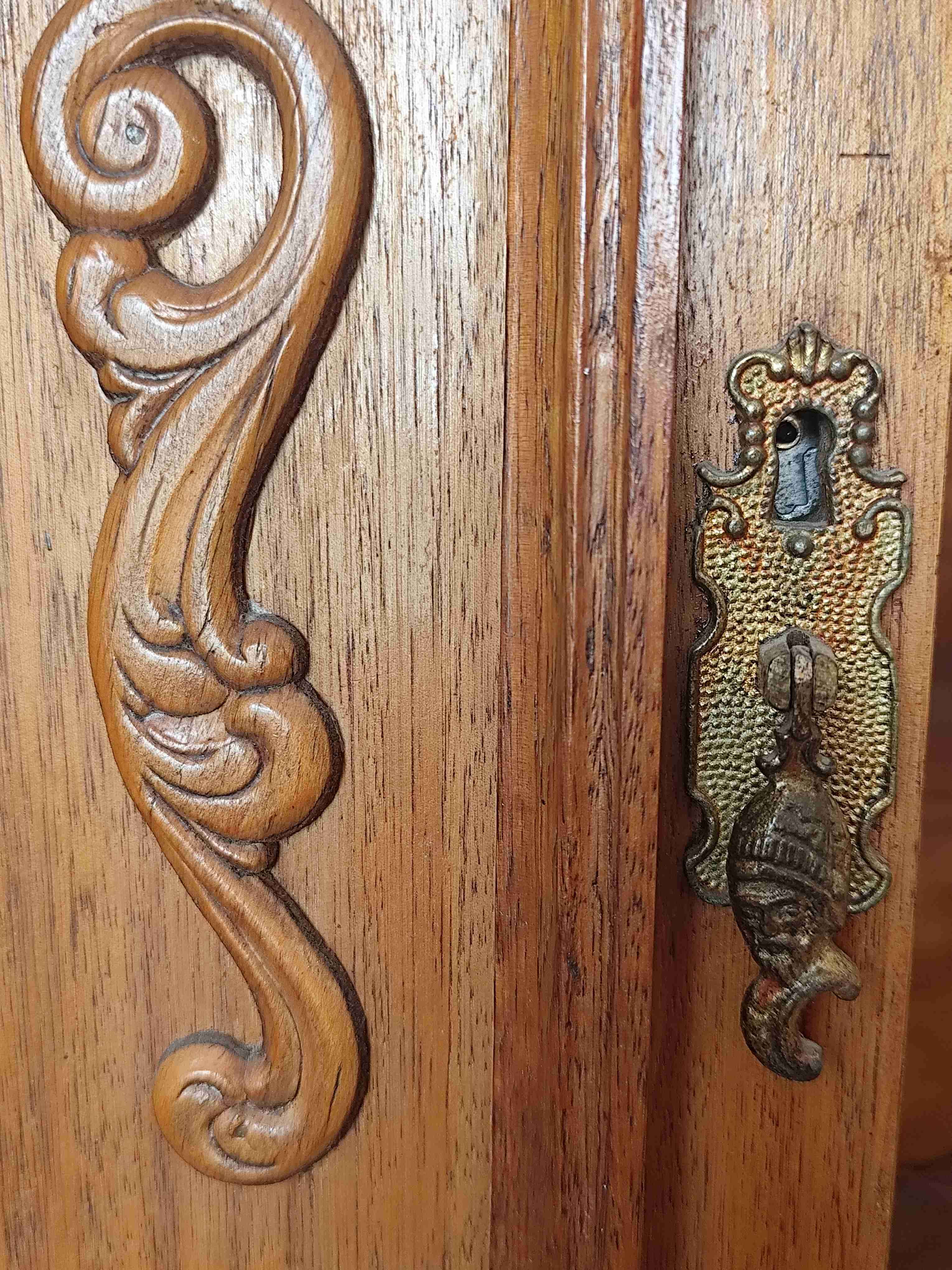 Mueble de madera con bar oculto tallado - miniatura 6