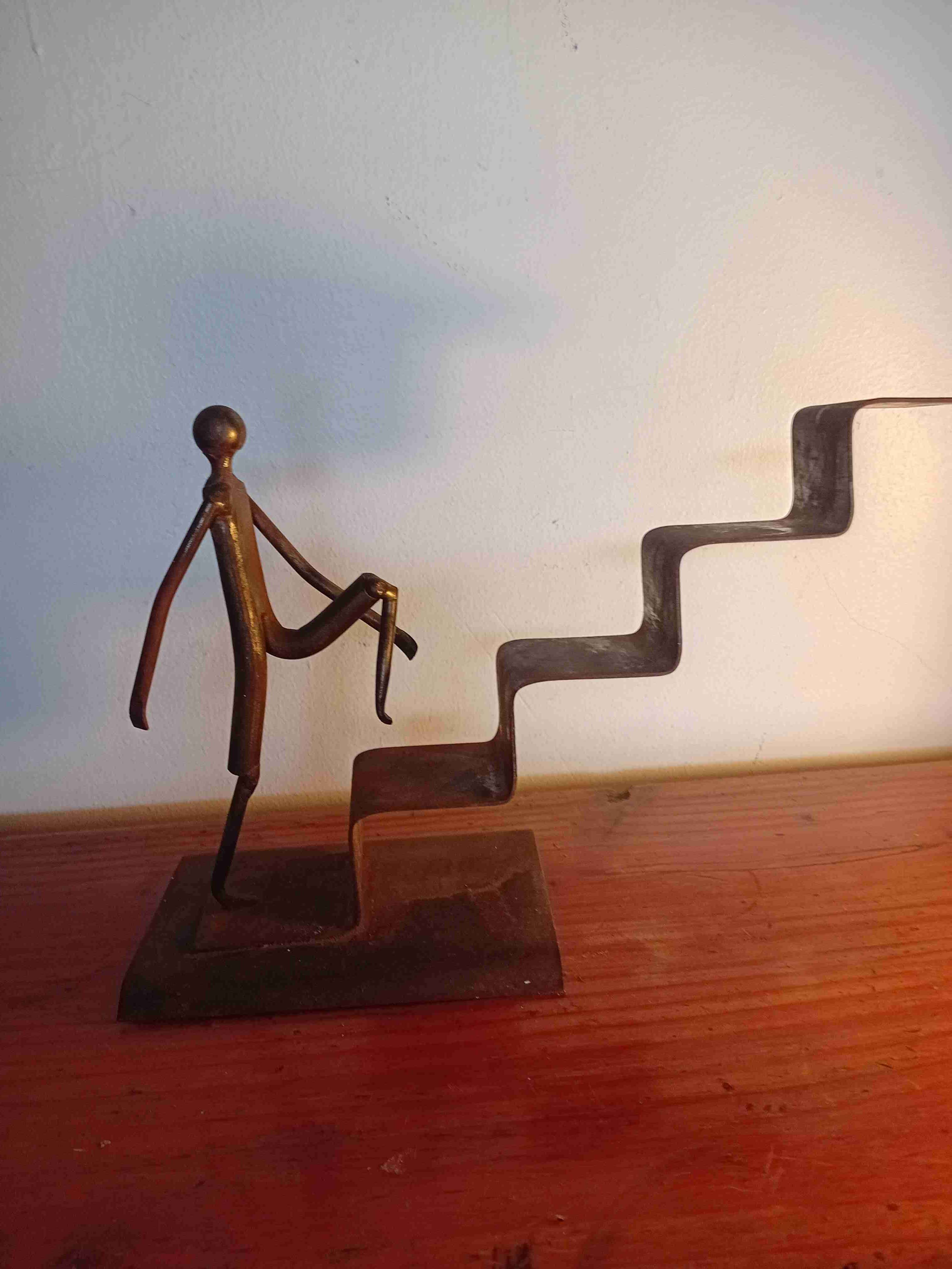 Escultura metálica moderna - miniatura 2