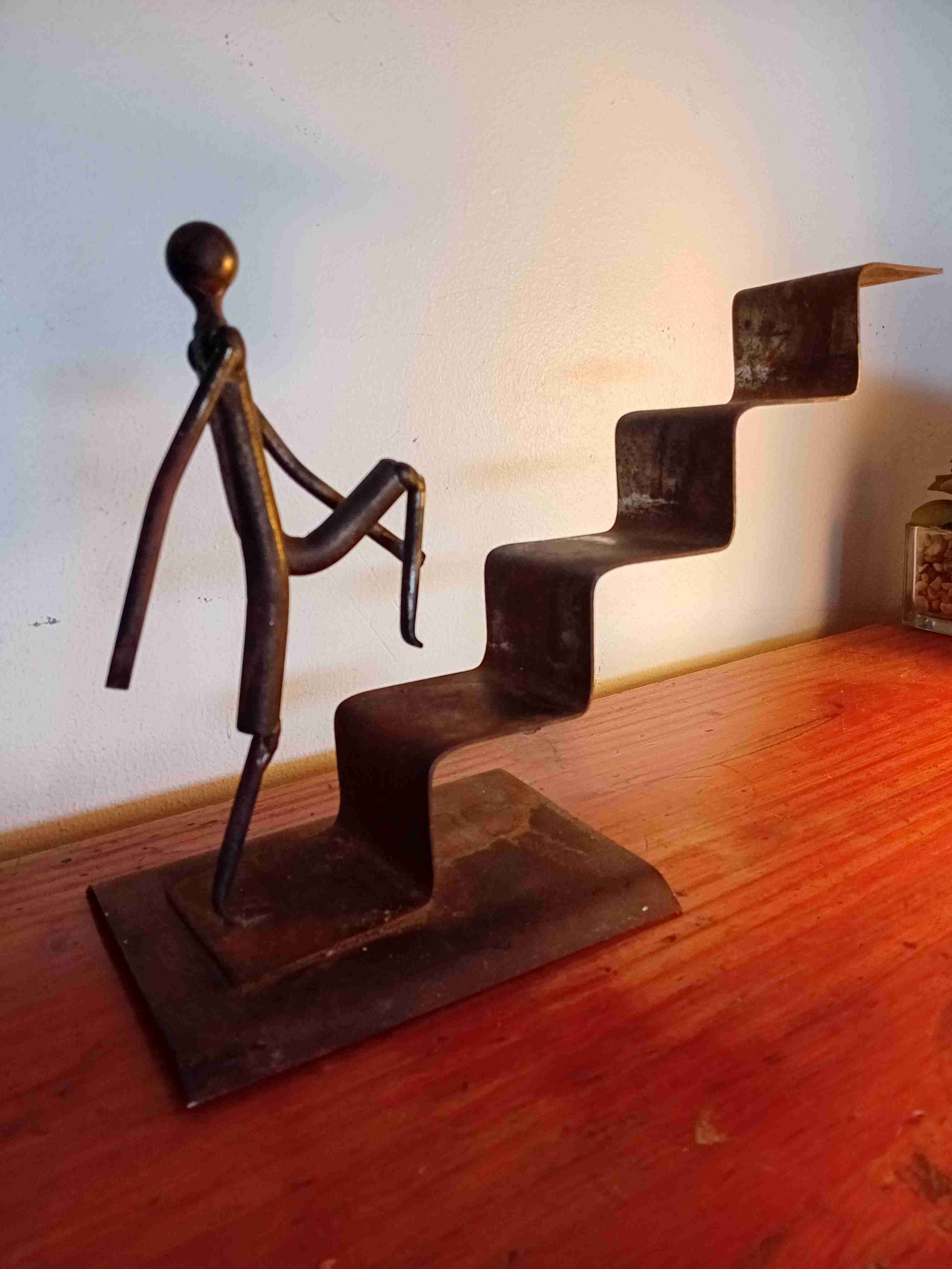 Escultura metálica moderna - miniatura 3