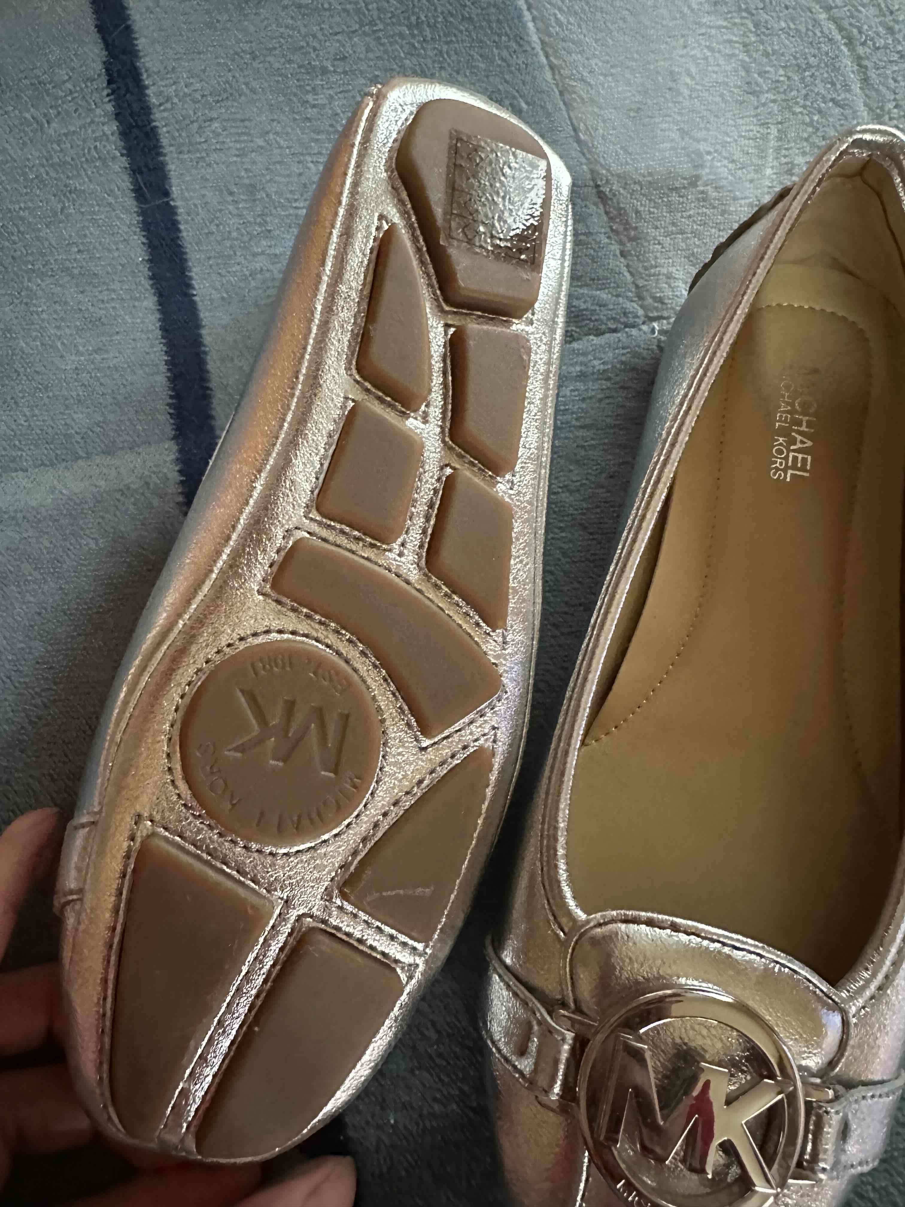 Zapatos planos plateados MK - miniatura 2