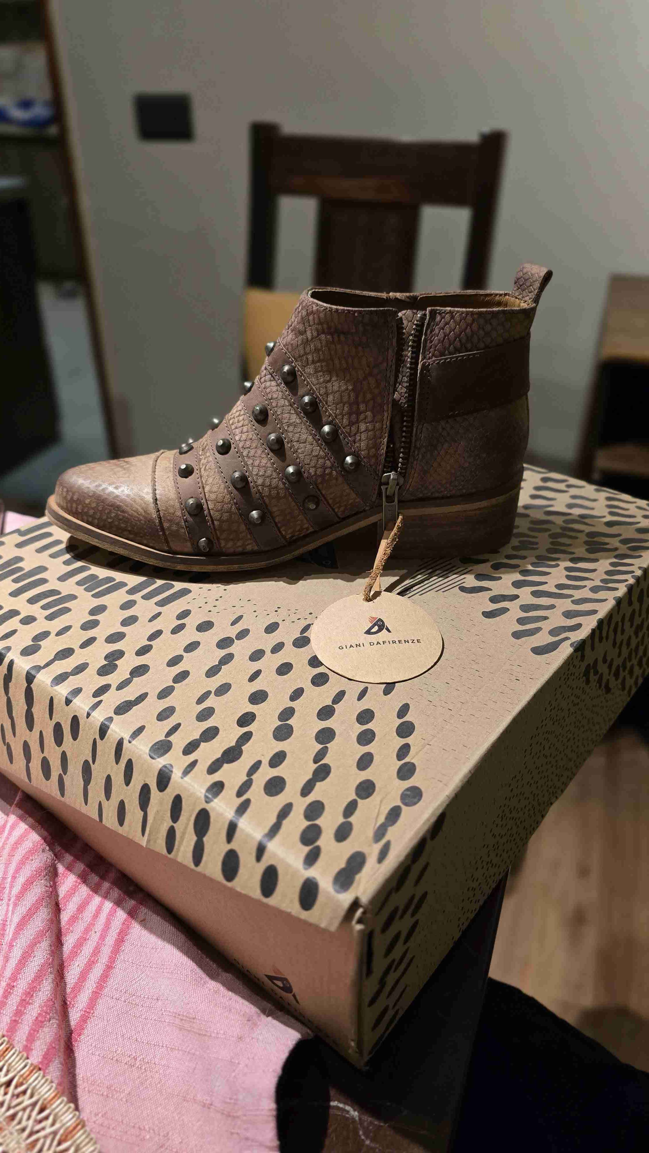 Botines cafe con tachuelas marca Giani Da Firenze - miniatura 2