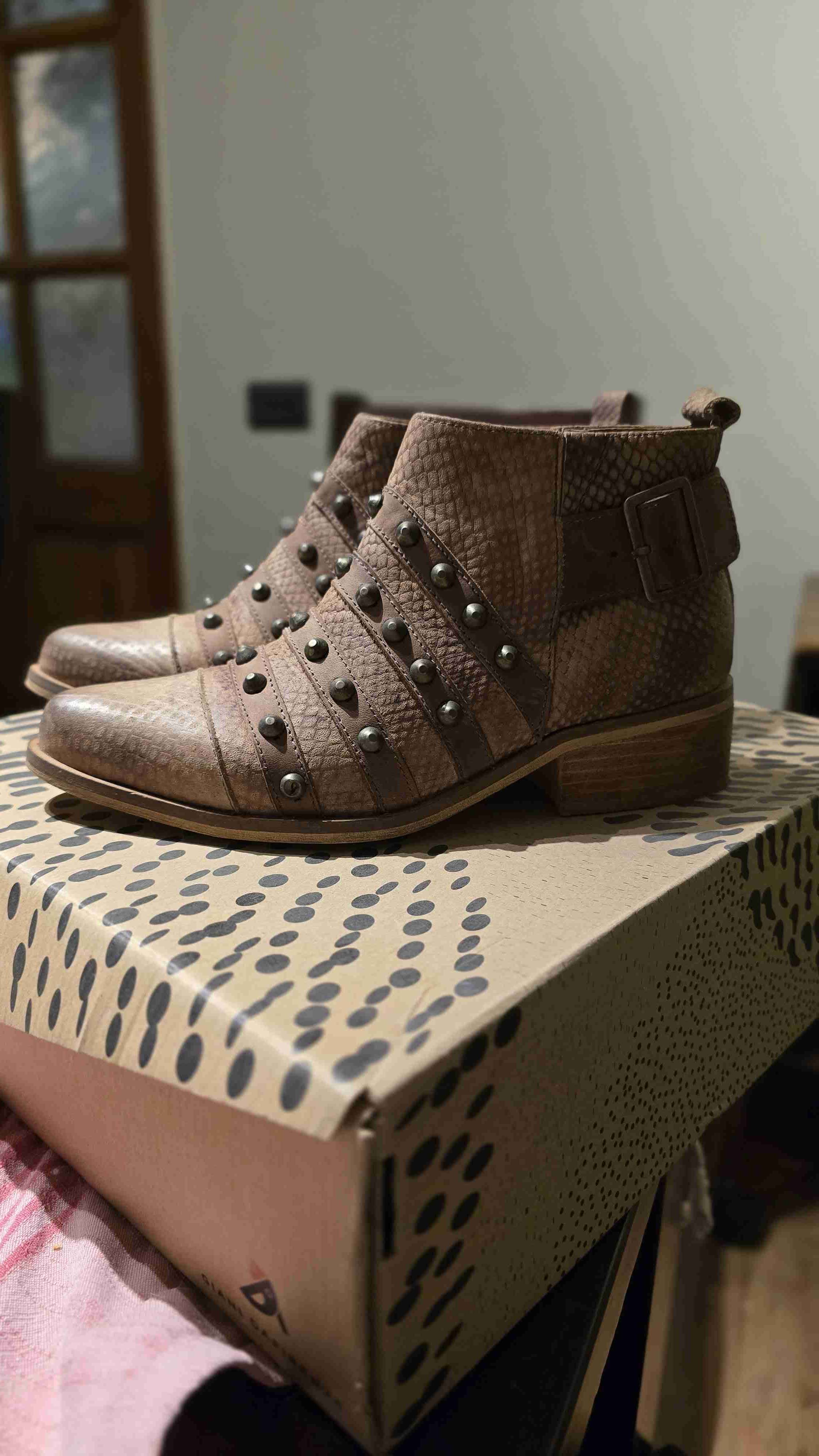 Botines cafe con tachuelas marca Giani Da Firenze - miniatura 3