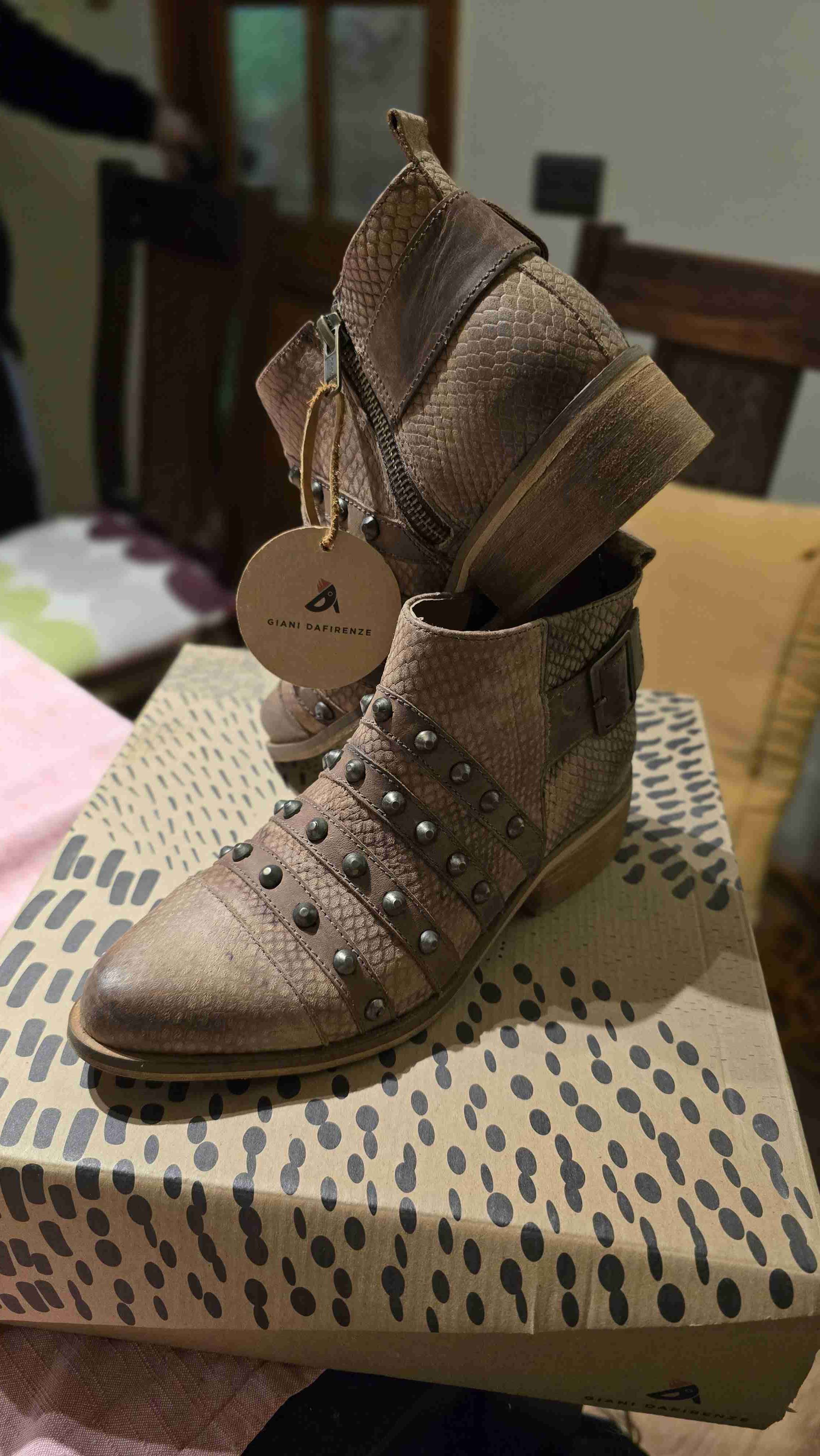 Botines cafe con tachuelas marca Giani Da Firenze - miniatura 4