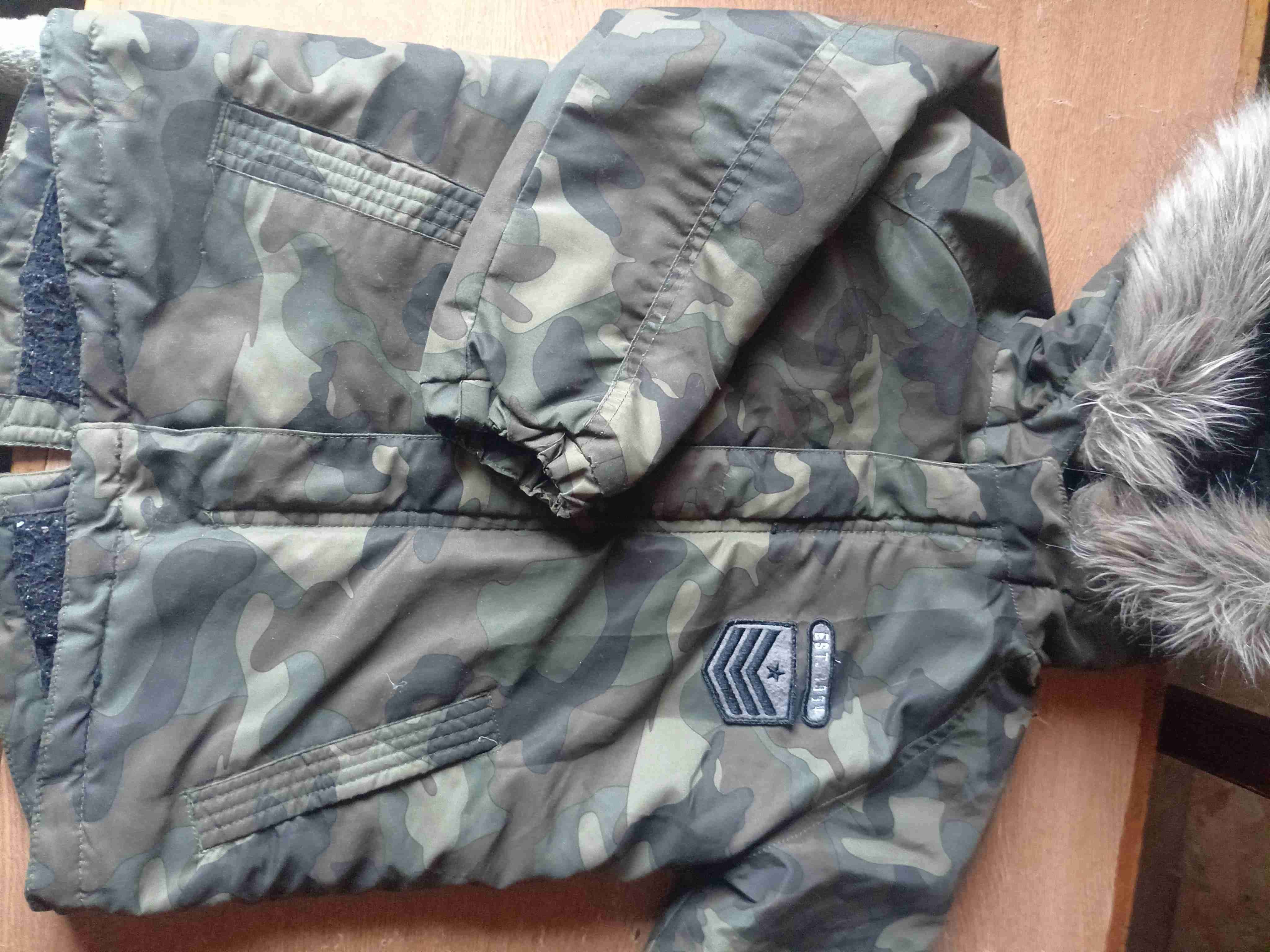 Chaqueta camuflada con capucha talla 4a5 años - miniatura 3