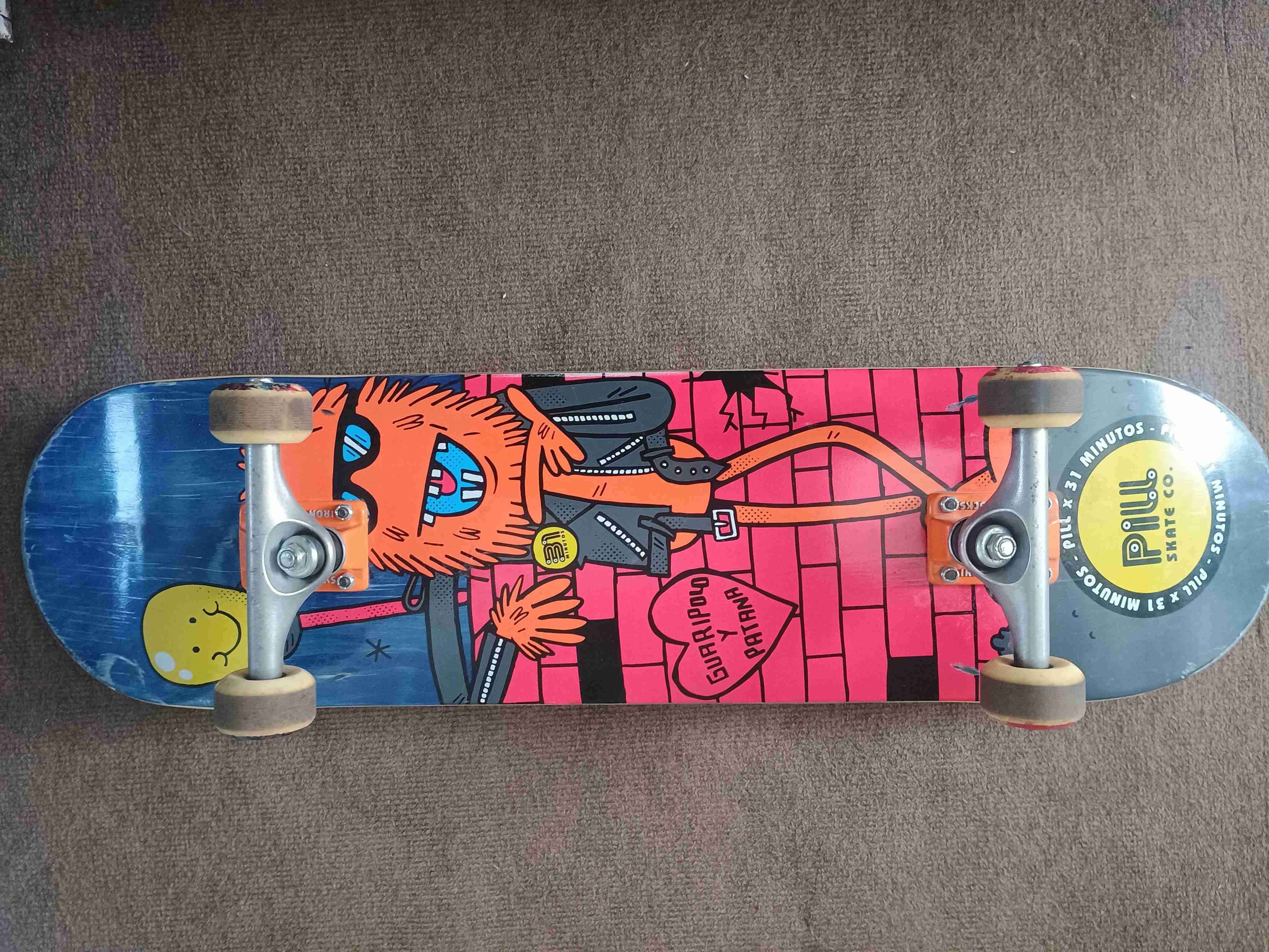 Skateboard con diseño gráfico - 1