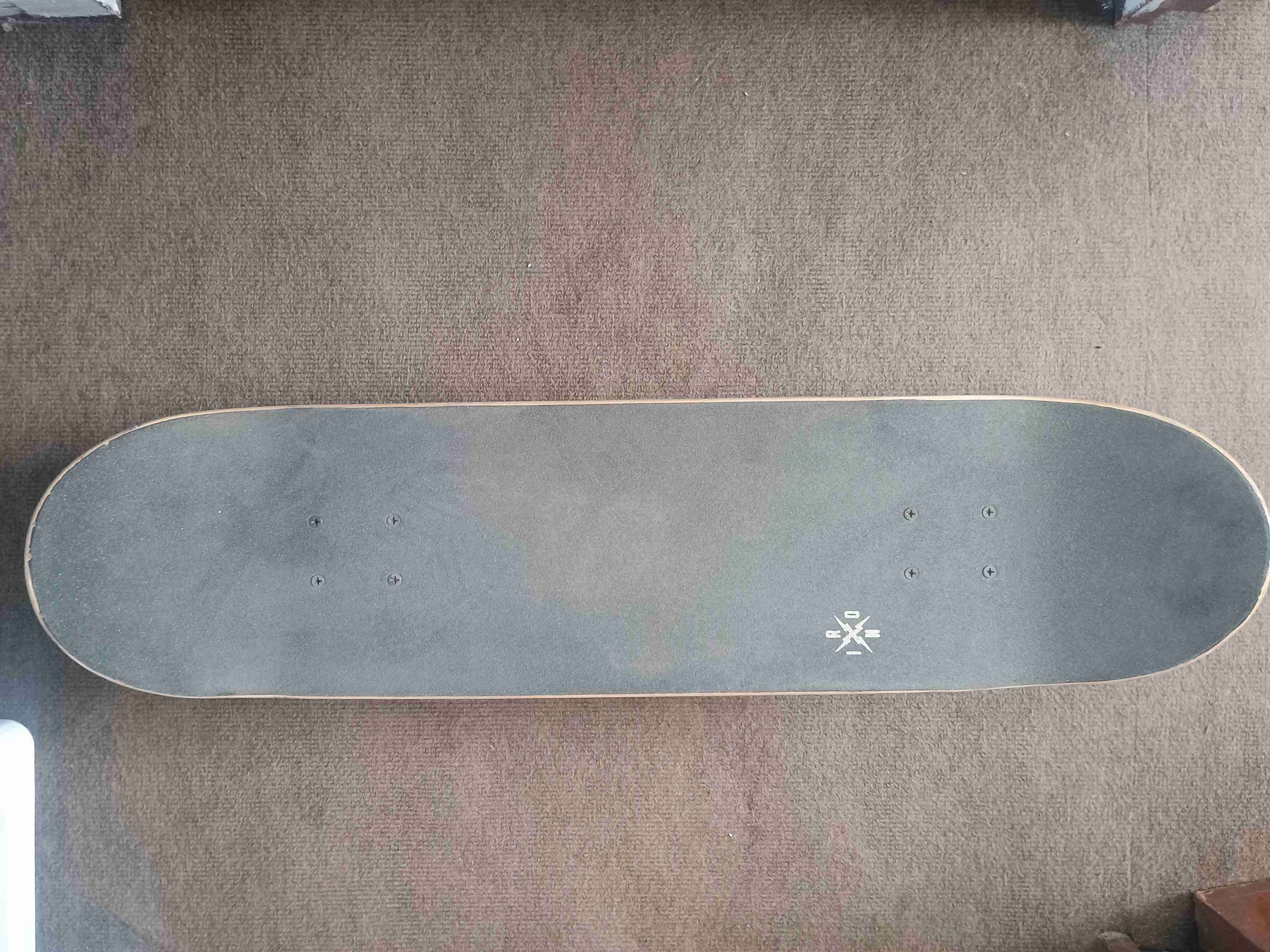 Skateboard con diseño gráfico - 2