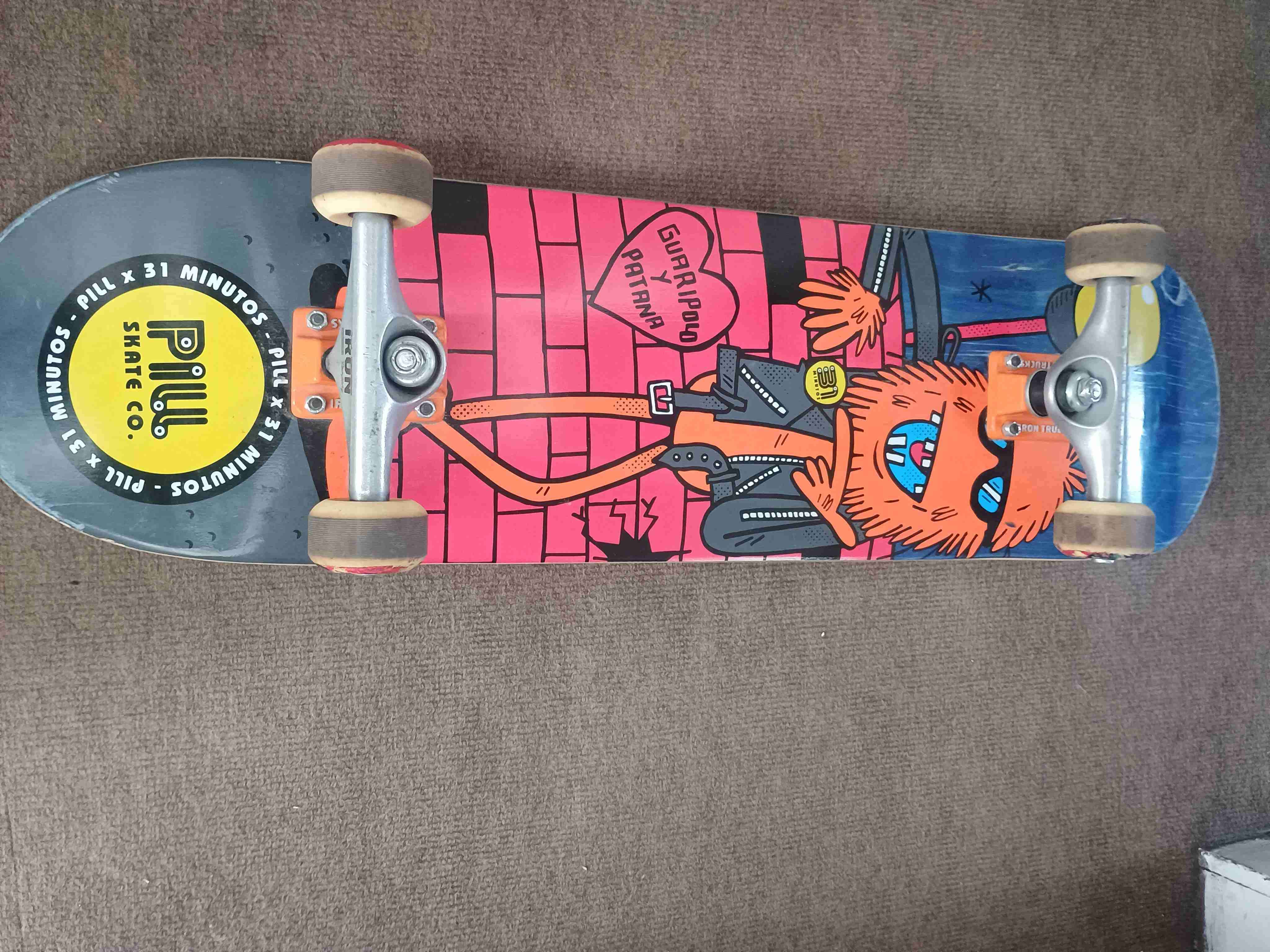 Skateboard con diseño gráfico - 3