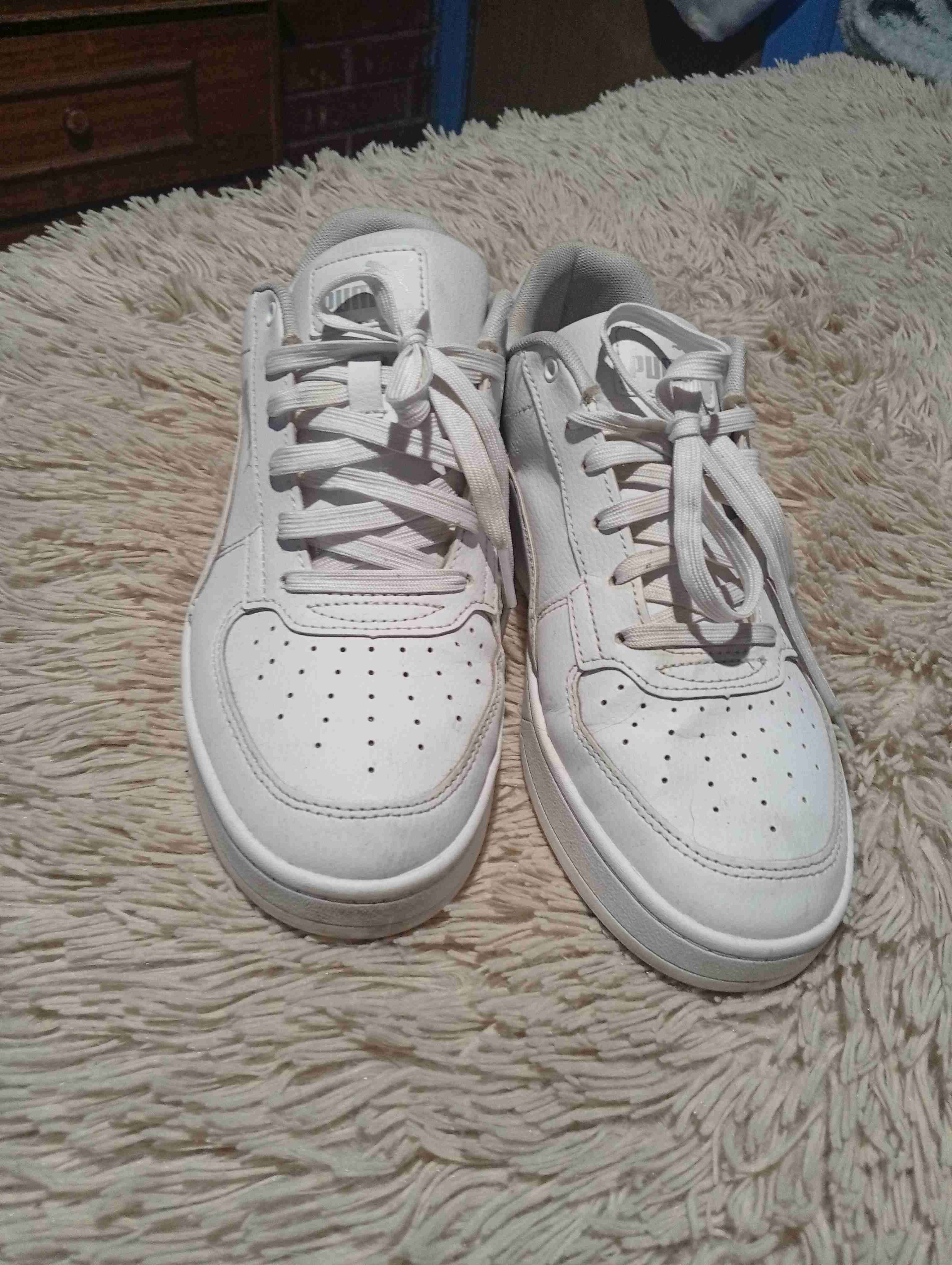 Zapatillas blancas marca Puma - miniatura 2
