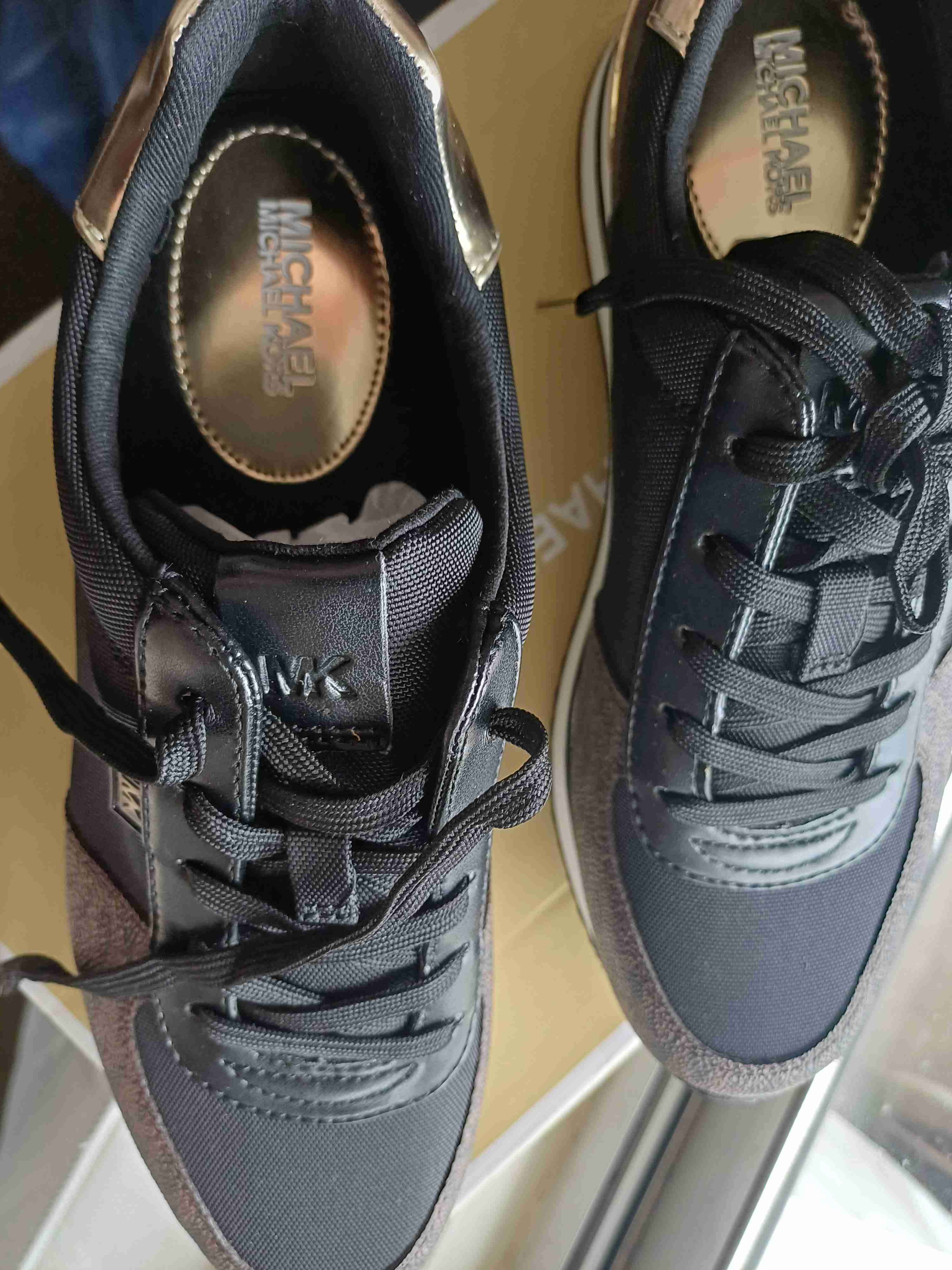 Zapatillas negras con detalles dorados - miniatura 3