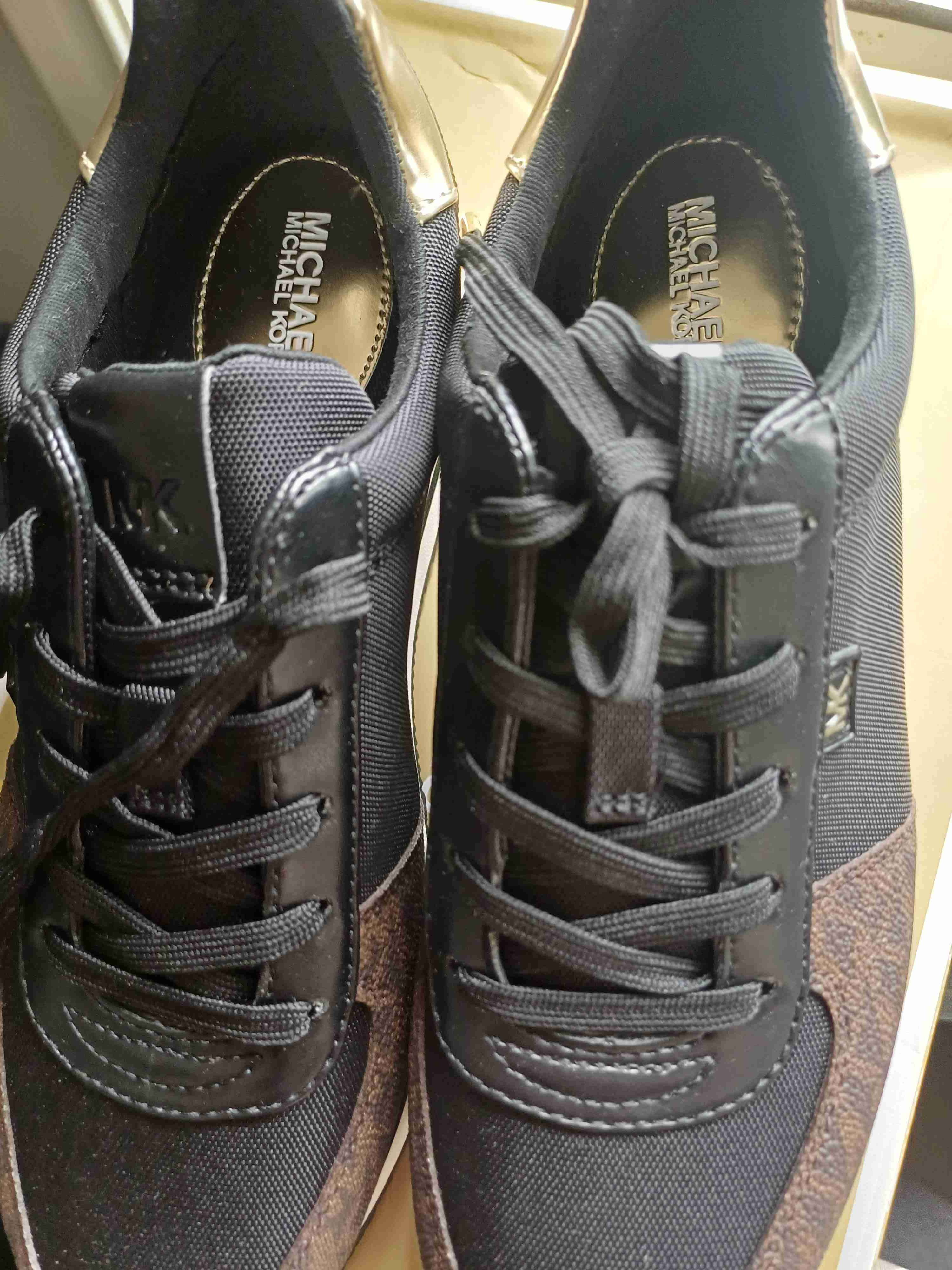 Zapatillas negras con detalles dorados - miniatura 4