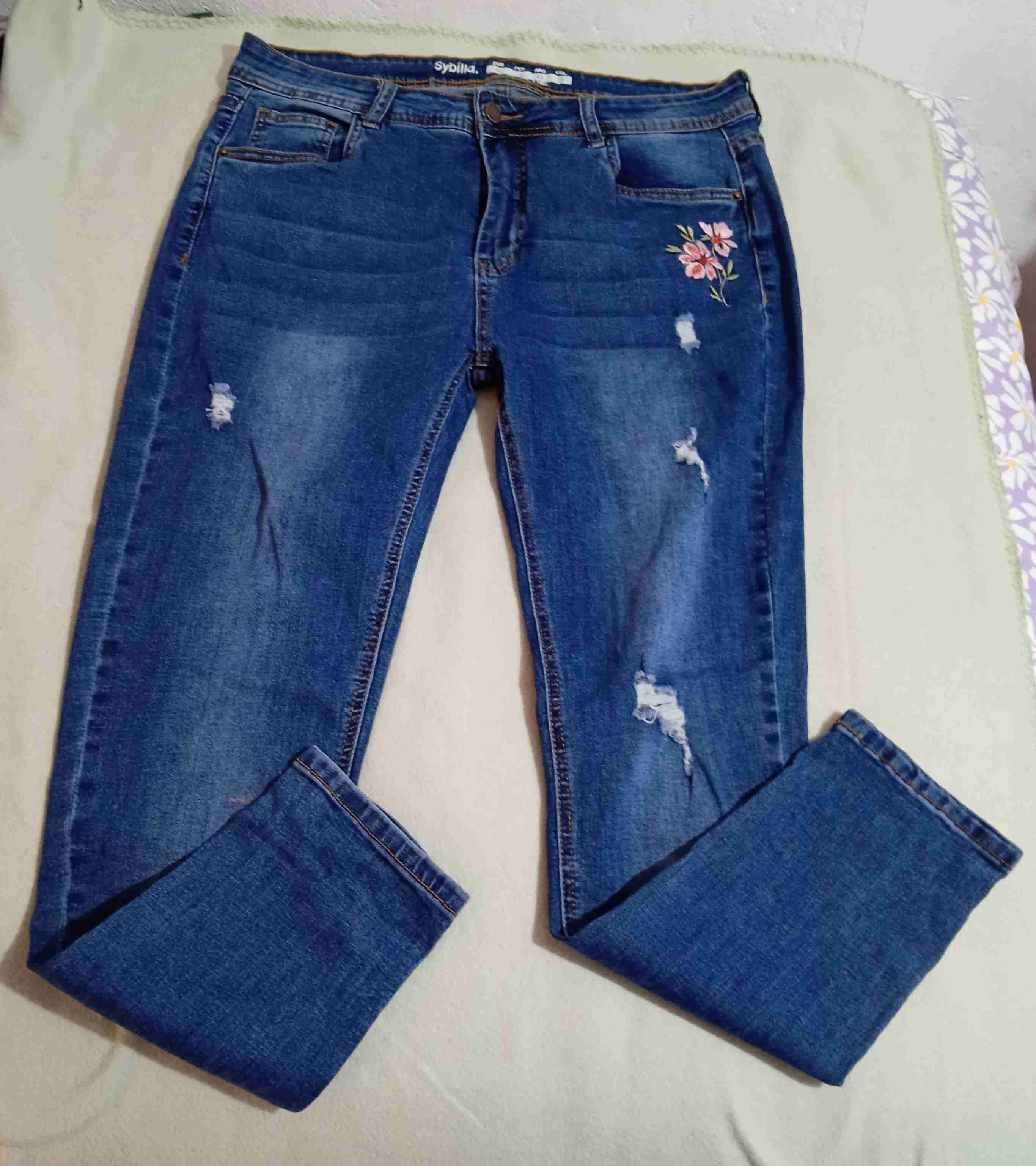 Jeans azul con bordado floral Sybilla
