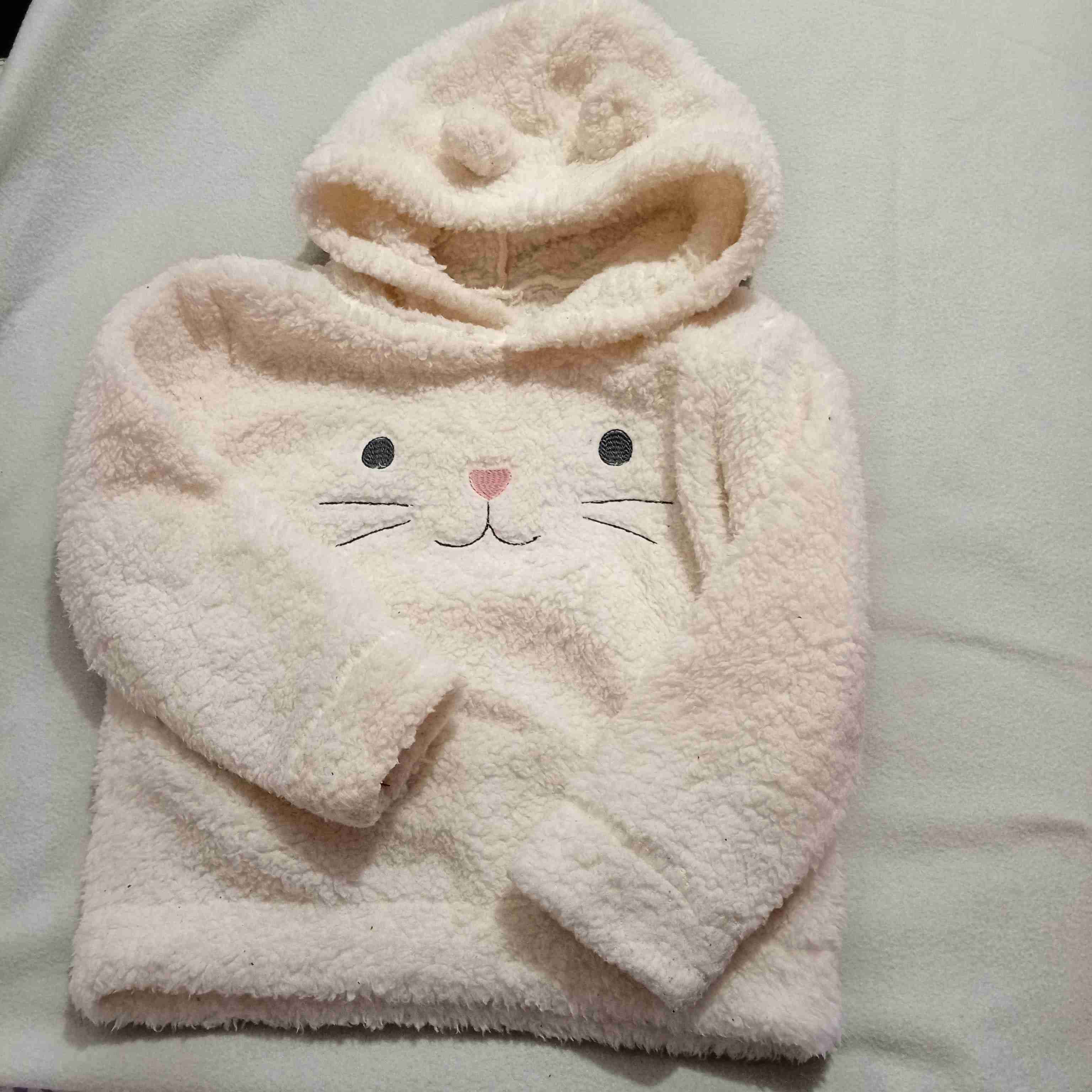 Polerón peludo con cara de gato talla 2