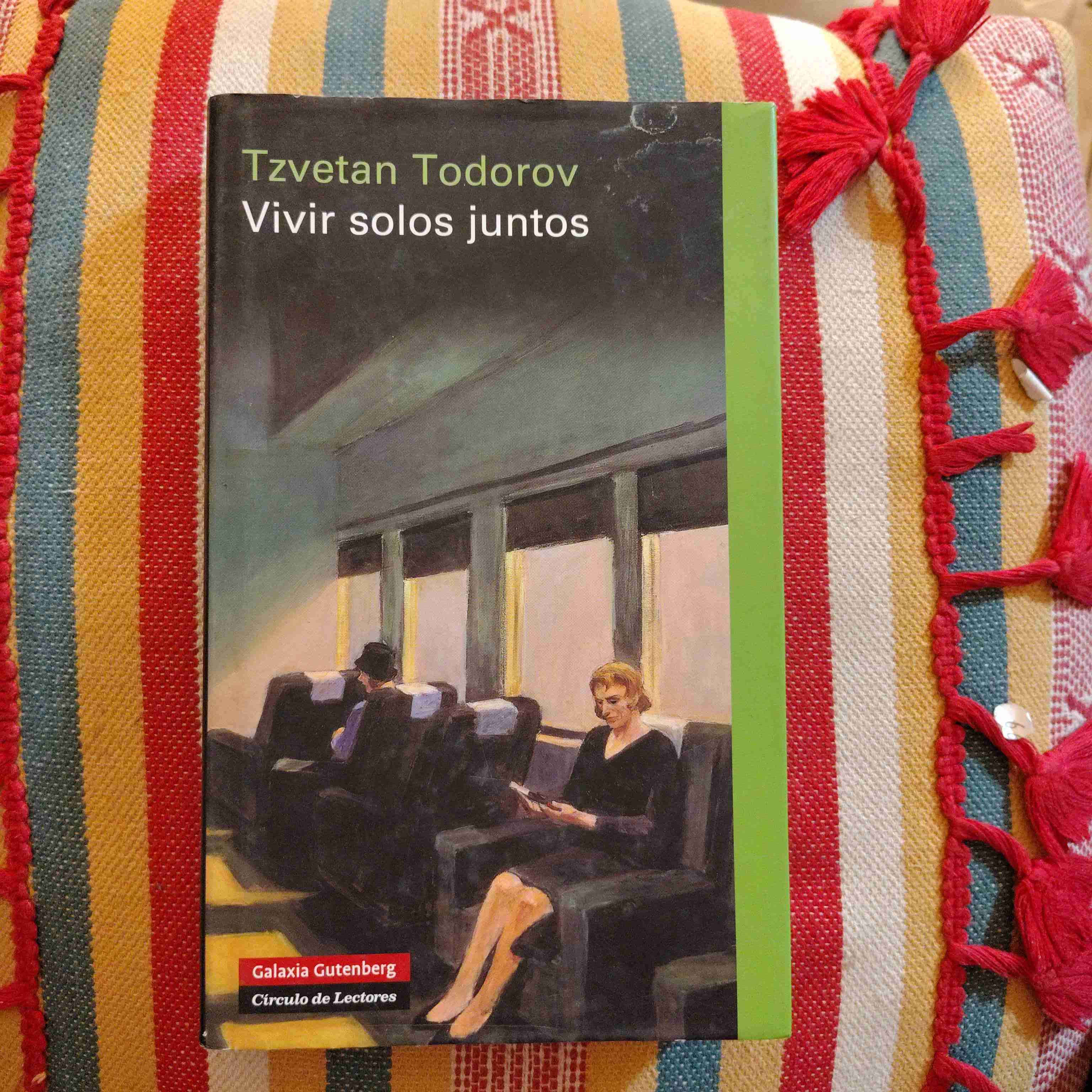 Libro 'Vivir solos juntos' Tzvetan Todorov - miniatura 1