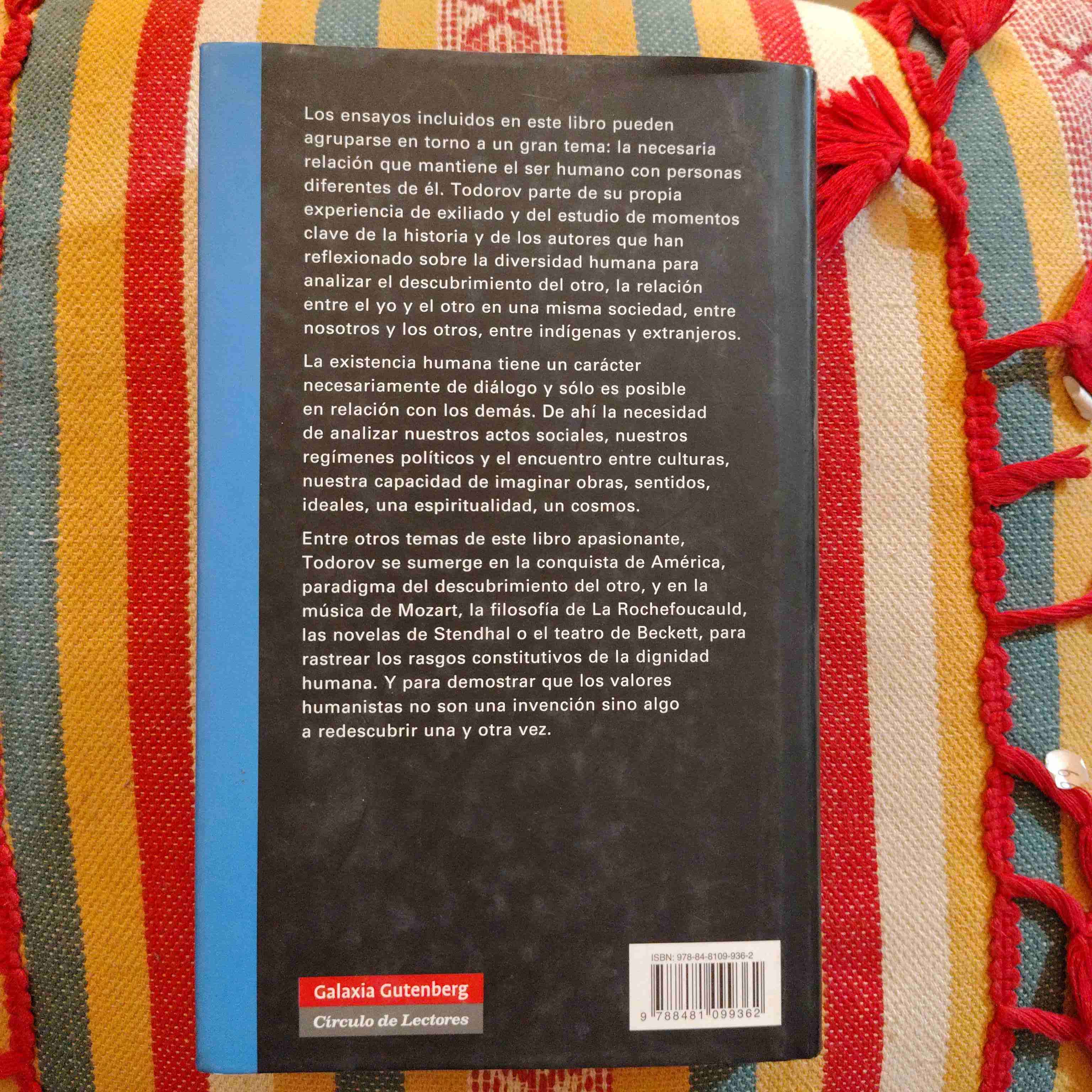 Libro 'Vivir solos juntos' Tzvetan Todorov - miniatura 2