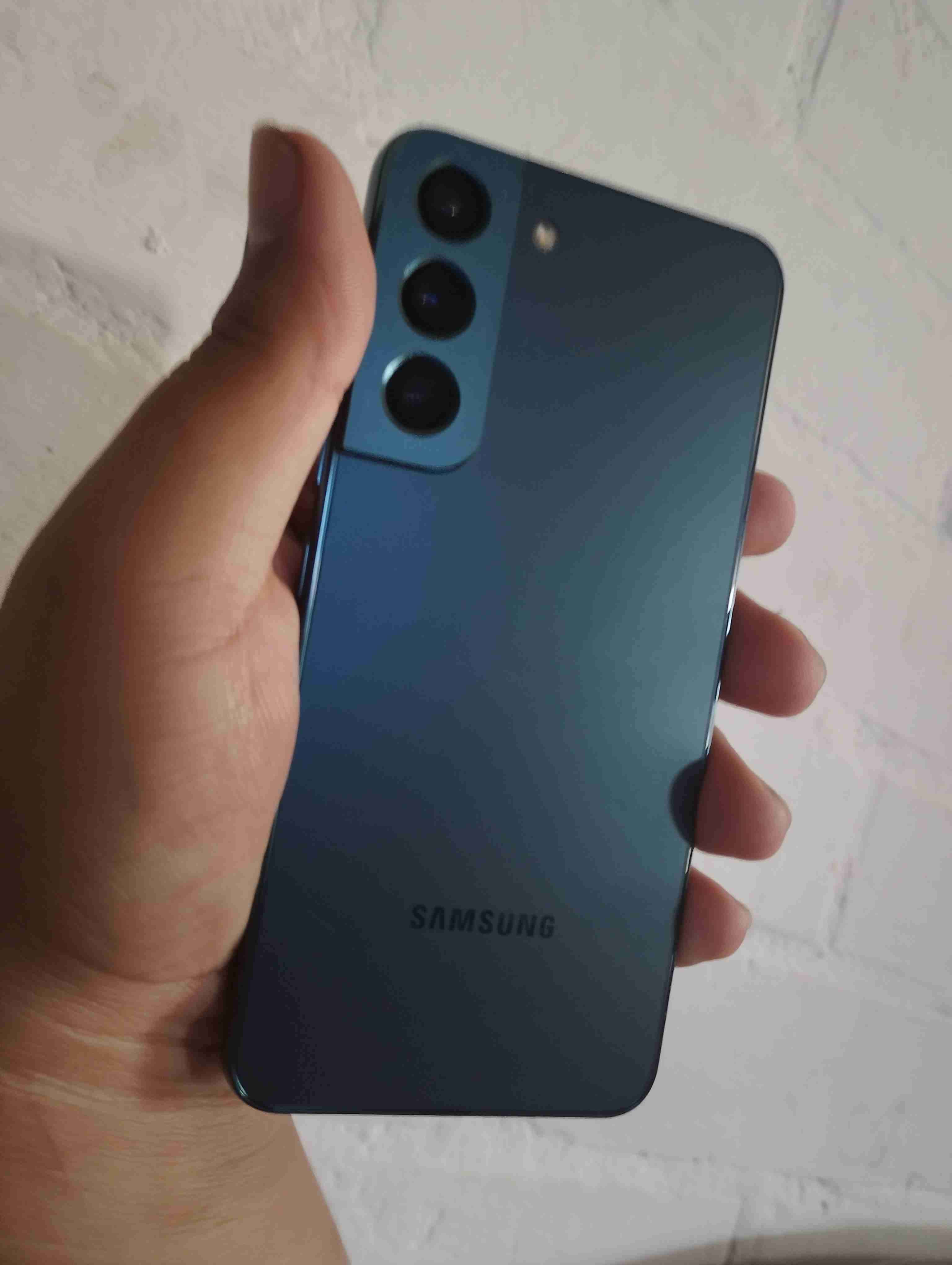 Smartphone Samsung S22 en buen estado - miniatura 2