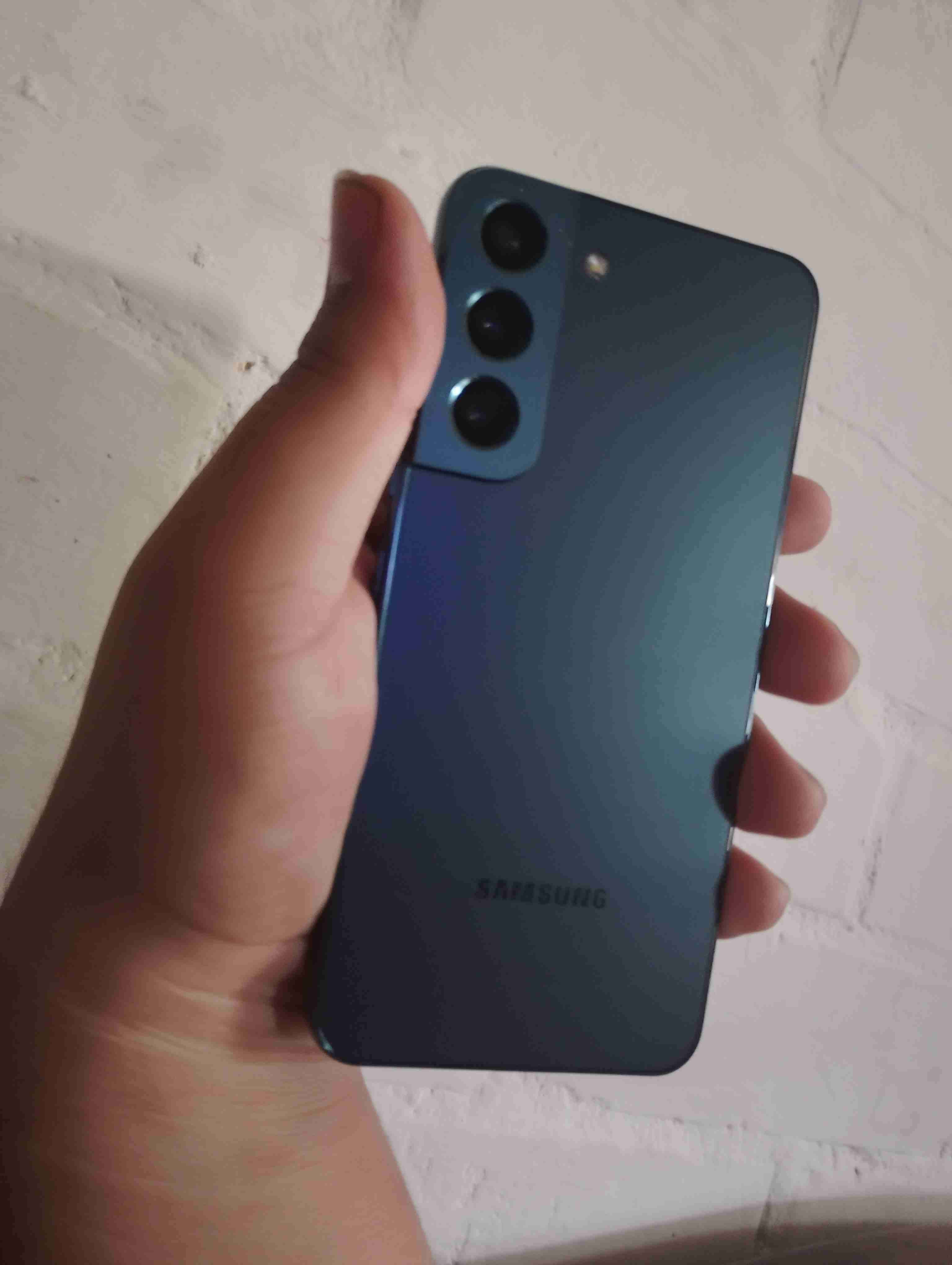 Smartphone Samsung S22 en buen estado - miniatura 3